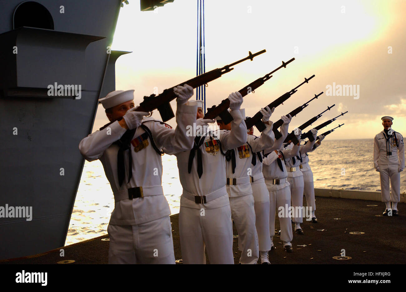 060129-N-7711S-071 de l'océan Pacifique (jan. 29, 2006) - Les membres de l'équipe de la garde d'honneur carabine un hommage aux anciens combattants lors d'un souvenir douze obsèques en mer cérémonie tenue à bord du porte-avions de classe Nimitz USS Ronald Reagan (CVN 76). La cérémonie, qui a été aussi pour commémorer la bataille de la mer de Corail, a eu lieu près de l'endroit où l'USS Lexington (CV 2) a été coulé pendant la bataille. Reagan est en ce moment sur son premier déploiement à l'appui de la guerre globale contre le terrorisme et les opérations de sécurité maritime. U.S. Navy photo by Photographer's Mate Airman Christine Singh (libéré) US Navy 060129-N-7 Banque D'Images