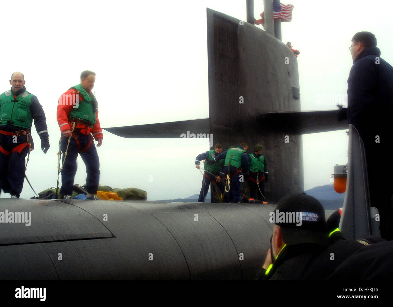 060129-N-1464F-007 Puget Sound, dans l'État (Janvier 1985). 29, 2006) - Le sous-marin lance-missiles USS Ohio (SSGN 726) se prépare pour un transfert de personnel dans le Puget Sound, dans l'État de Washington. Media ont été transportés à l'Ohio pour voir les nouvelles capacités que le sous-marin met maintenant à la joint warfighter. L'Ohio est le premier sous-marin pour compléter la conversion à la nouvelle classe de sous-marins lance-missiles (SSGN). Trois autres sous-marins sont en processus de conversion SSGN y compris l'USS Michigan (SSGN 727), Floride (SSGN 727) et la Géorgie (SSGN 729). U.S. Navy photo de journaliste en chef Dave Fliesen (R Banque D'Images