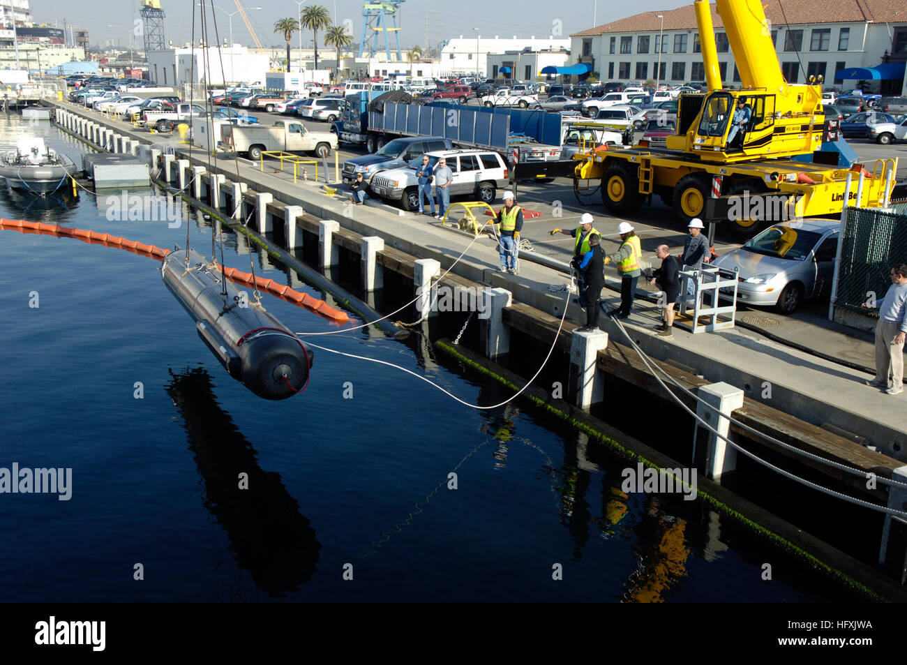 060130-N-7676W-028 San Diego (janv. 30, 2006) - L'Hippocampe-classe véhicule sous-marin autonome (AUV) de l'applied research laboratory à l'Université Penn State est descendu dans l'eau avant de suivre le lancement et la récupération de tests avec Sea Fighter (FSF-1). À 28 pieds, six pouces et pesant 10 800 livres, Seahorse est un sous-marin sans pilote, sans attache, véhicule robotisé, capable d'opérations indépendantes pré-programmée. La manifestation est parrainée par l'Office of Naval Research (ONR). U.S. Navy photo de M. John F. Williams (libéré) US Navy 060130-N-7676W-028 l'Hippocampe-classe Au Banque D'Images