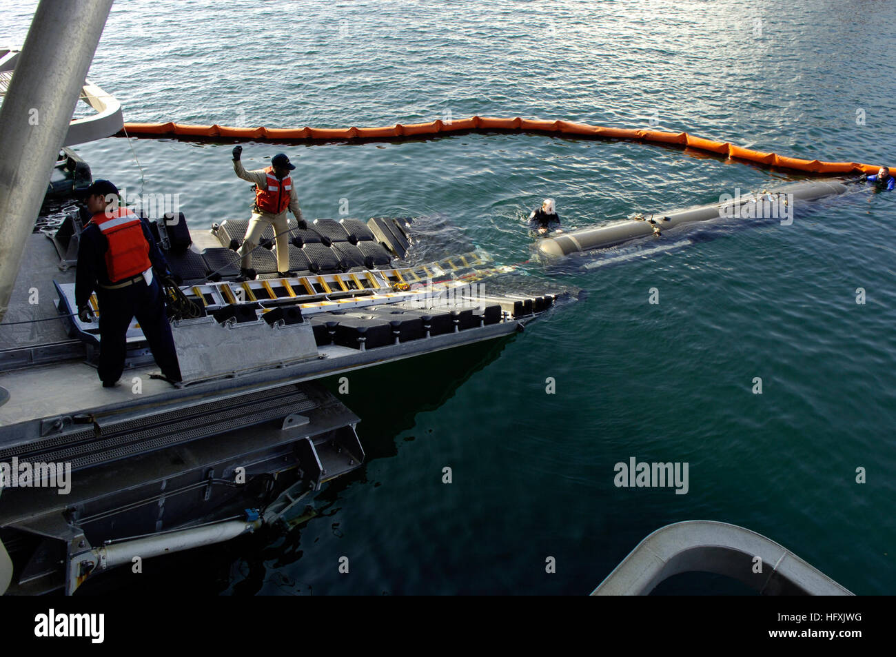 060130-N-7676W-111 San Diego (janv. 30, 2006) - L'Hippocampe-classe véhicule sous-marin autonome (AUV) est déplacé en position avec Sea Fighter's (FSF-1) rampe arrière pendant le lancement et la récupération des tests. À 28 pieds, six pouces et pesant 10 800 livres, Seahorse est un sous-marin sans pilote, sans attache, véhicule robotisé, capable d'opérations indépendantes pré-programmée. La manifestation est parrainée par l'Office of Naval Research (ONR). U.S. Navy photo de M. John F. Williams (libéré) US Navy 060130-N-7676W-111 l'Hippocampe-classe des véhicules sous-marins autonomes (AUV) est déplacé en position avec vue sur la mer Banque D'Images
