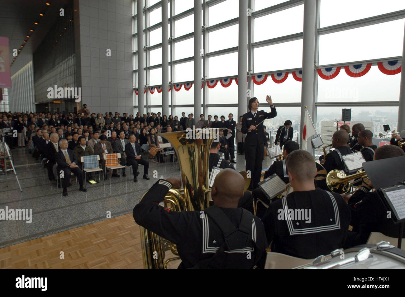 060131-N-1194D-002 Nagoya, Japon (Janv. 31, 2006) - chef des chantres Roberta Haworth dirige le BandÕs ÒFar Septième Flotte est EditionÓ au cours d'un concert à l'écart d'JR Central Towers à Nagoya, au Japon. Des centaines de spectateurs s'entendre jouer le groupe musiques allant des marches de Sousa à la guerre des étoiles. La bande est actuellement embarquée à bord de la 7e flotte navire de commandement USS Blue Ridge (CAC 19) et est à Nagoya dans le cadre de la routine de shipÕs au port. Photo de la Marine américaine par le journaliste 2e classe Patrick Dille (libéré) US Navy 060131-N-1194D-002 Chef Roberta Haworth dirige le S Banque D'Images