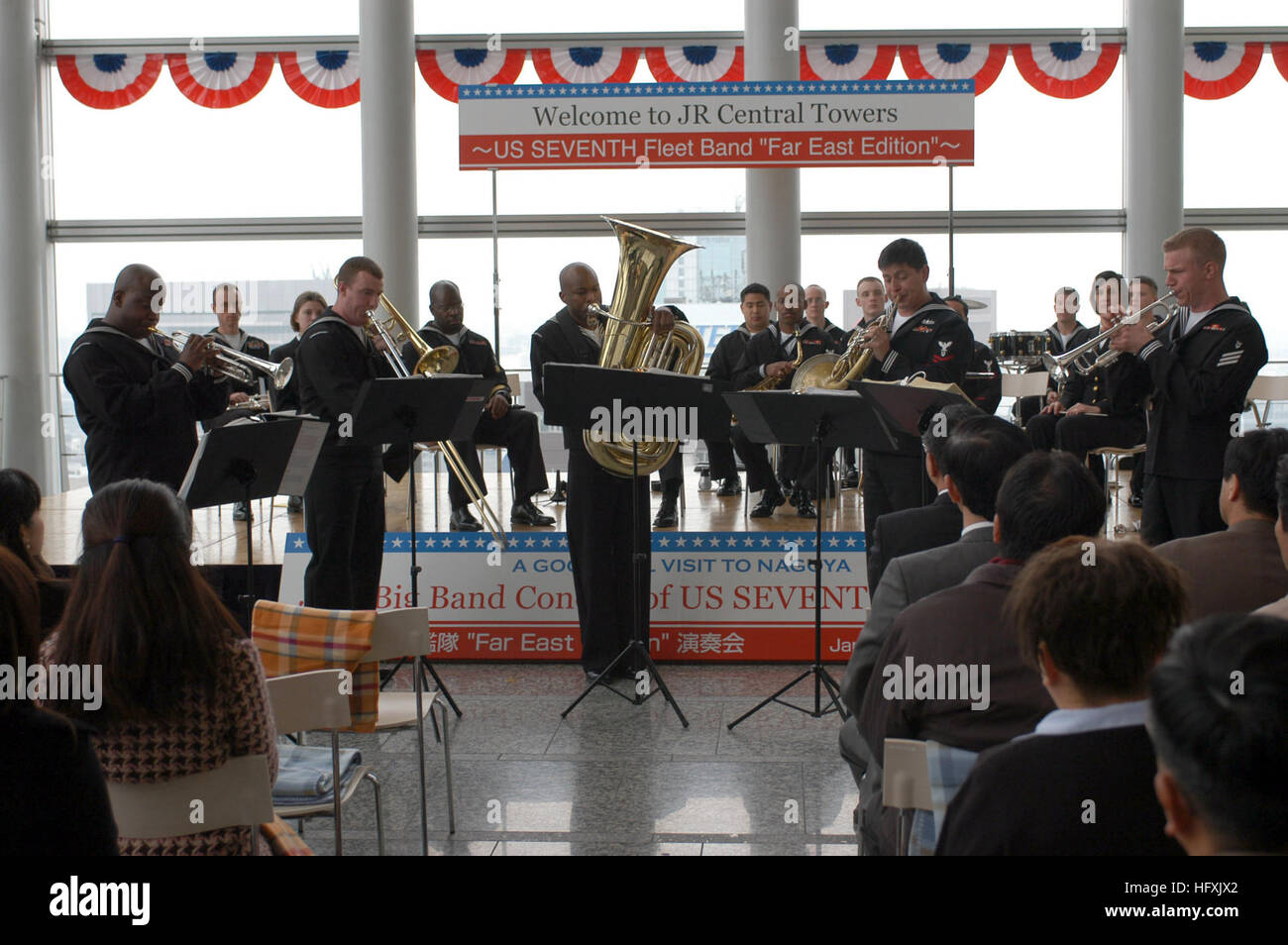 060131-N-1194D-006 Nagoya, Japon (Janv. 31, 2006) - La septième flotte américaine BandÕs ÒShonan zylstra-savage BrassÓ joue au cours d'un concert à la spéciale JR Central Towers à Nagoya, au Japon. Des centaines de spectateurs s'entendre jouer le groupe musiques allant des marches de Sousa à la guerre des étoiles. La bande est actuellement embarquée à bord de la 7e flotte navire de commandement USS Blue Ridge (CAC 19) et est à Nagoya dans le cadre de la routine de shipÕs au port. Photo de la Marine américaine par le journaliste 2e classe Patrick Dille (libéré) US Navy 060131-N-1194D-006 La Septième Flotte Band  % %5Ersquo,s quintette de cuivres Shonan Banque D'Images