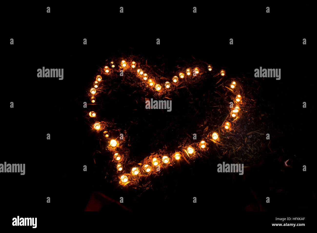 Forme de coeur de brûler des bougies sur le sol. Banque D'Images