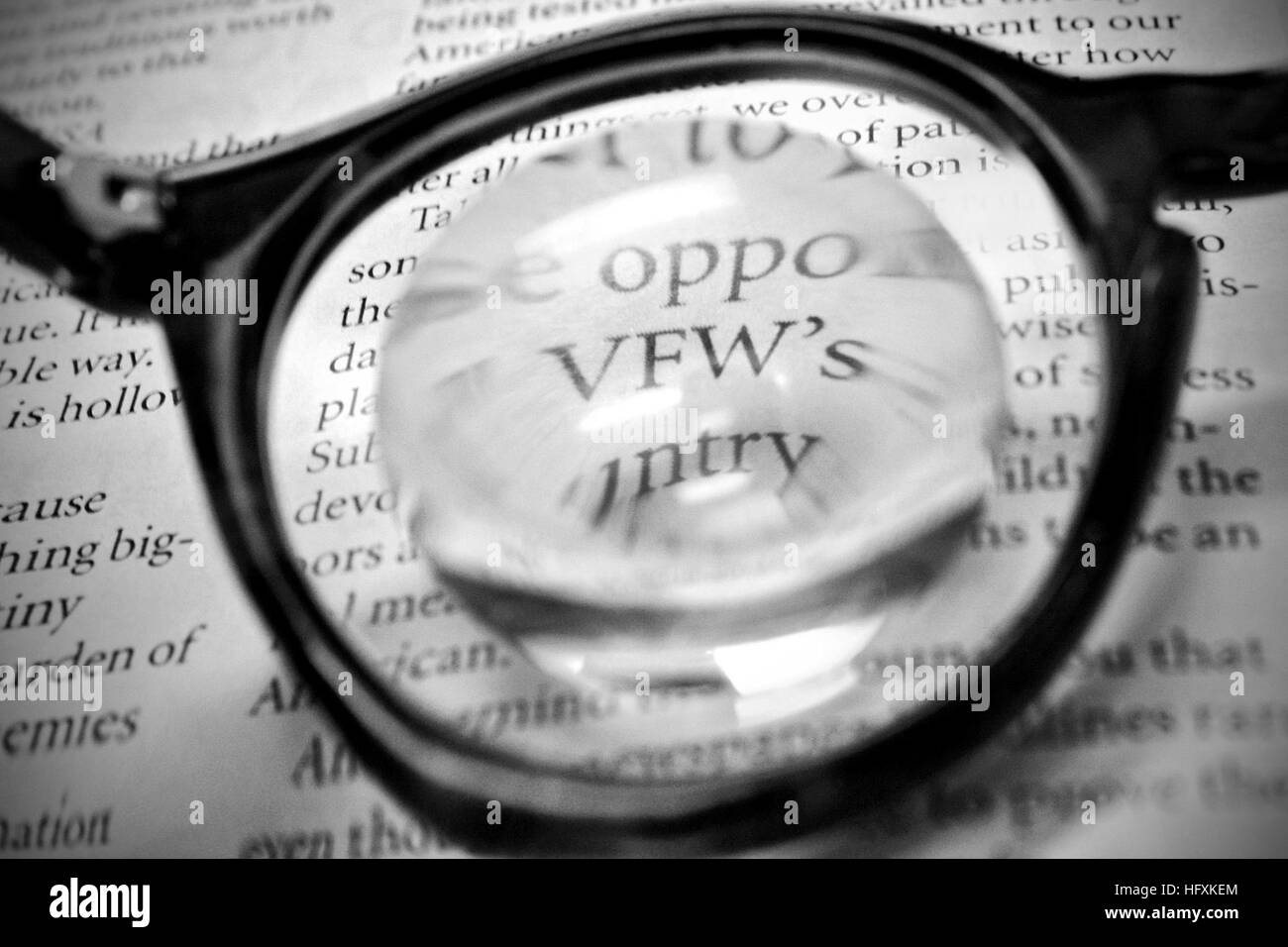 090617-N-1783P-009 Charleston, SC. (17 juin 2009) Bob Gore utilise des  lunettes qui offrent un facteur de grossissement de 10x à lire du texte.  Gore est un spécialiste de l'environnement légalement aveugles au