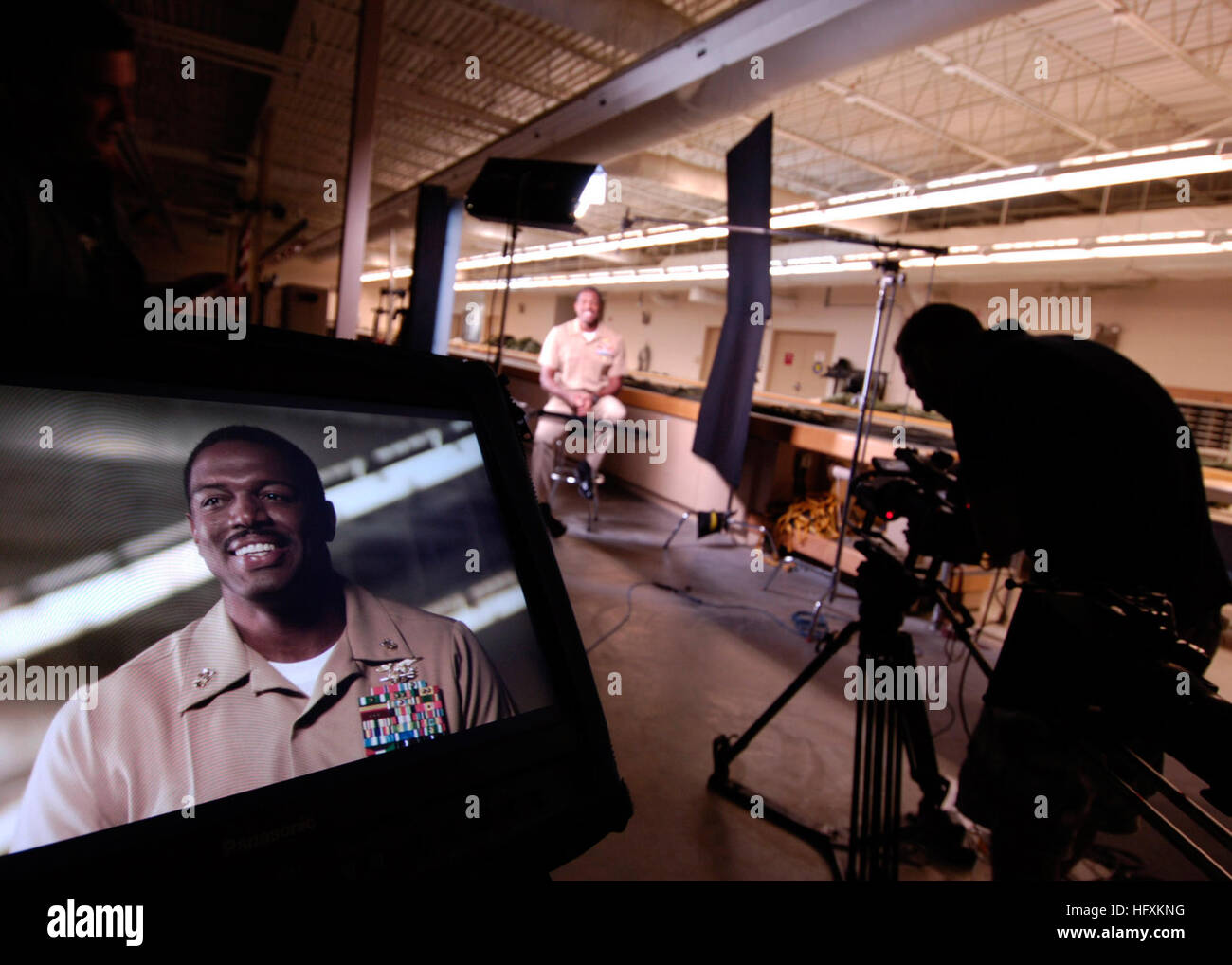 090623-N-6403R-003 NORFOLK (23 juin 2009) Master Chief Special Warfare Operator (JOINT) Shawn Johnson est interviewé pour une vidéo de recrutement de membres d'une équipe de production de Discovery Channel. Le Commandant, Commandement de recrutement pour la Marine parraine la production de capsules de recrutement visant à attirer des Américains d'origines diverses dans les rangs d'opérations spéciales de la Marine et d'autres professions de la Marine. (U.S. Photo par marine Spécialiste de la communication de masse Joshua T. Rodriguez/libérés) US Navy 090623-N-6403R-003 Master Chief Special Warfare Operator (JOINT) Shawn Johnson est interviewé pour Banque D'Images 090623-N-6403R-003 NORFOLK (23 juin 2009) Master Chief Special Warfare Operator (JOINT) Shawn Johnson est interviewé pour une vidéo de recrutement de membres d'une équipe de production de Discovery Channel. Le Commandant, Commandement de recrutement pour la Marine parraine la production de capsules de recrutement visant à attirer des Américains d'origines diverses dans les rangs d'opérations spéciales de la Marine et d'autres professions de la Marine. (U.S. Photo par marine Spécialiste de la communication de masse Joshua T. Rodriguez/libérés) US Navy 090623-N-6403R-003 Master Chief Special Warfare Operator (JOINT) Shawn Johnson est interviewé pour Banque D'Images