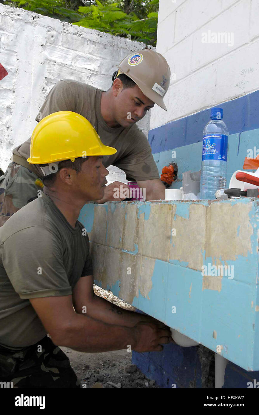 090625-F-7923S-074 LA RÉGION, El Salvador (25 juin 2009) Utilitiesman 2e classe Carlos Monserrat, affecté à l'unité d'entretien Construction Battalion (CBMU) 202 embarquée à bord de la commande de transport maritime militaire navire-hôpital USNS Comfort (T-AH 20), contribue à Cabo Santos Jouel Portillo, commandant d'une unité de génie militaire salvadorien, installer de nouveaux tuyaux pour un puits pendant la rénovation d'une salle de bains au Club de l'école Leons. Le confort est relatif au maintien de la promesse 2009 quatre mois de mission d'assistance humanitaire et civique à l'Amérique latine et les Caraïbes. (U.S. Air Force photo par un membre de la 1re classe Banque D'Images