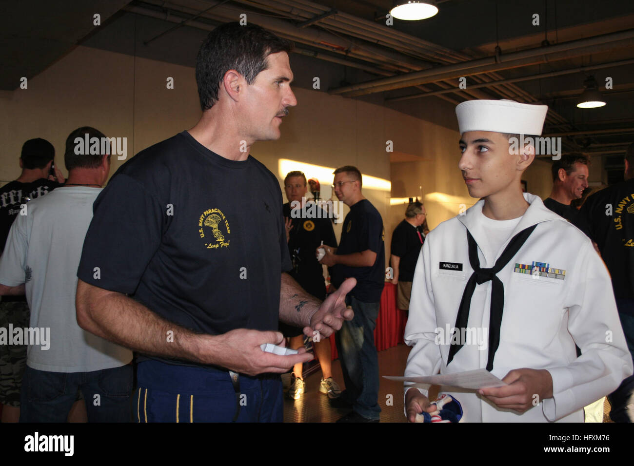 090702-N-5366K-333 Anaheim, Californie (2 juillet 2009) Chef Opérateur des opérations spéciales (JOINT) William Davis, attribué à l'Équipe de parachutistes de la marine américaine le saut des grenouilles, parle à un Corps de cadets de la Marine américaine à partir de cadets le Seal Beach bataillon, après que l'équipe a fait une démonstration de parachutisme pendant la cérémonie d'ouverture d'un match de baseball à Anaheim Angels Angel Stadium. Plus de 40 000 personnes ont assisté à l'événement et ont pu rencontrer l'équipe après la représentation. Le saut des grenouilles sont basés à San Diego et effectuer à divers endroits à travers le pays pour mettre en valeur l'excellence de la Marine et de sensibiliser abou Banque D'Images