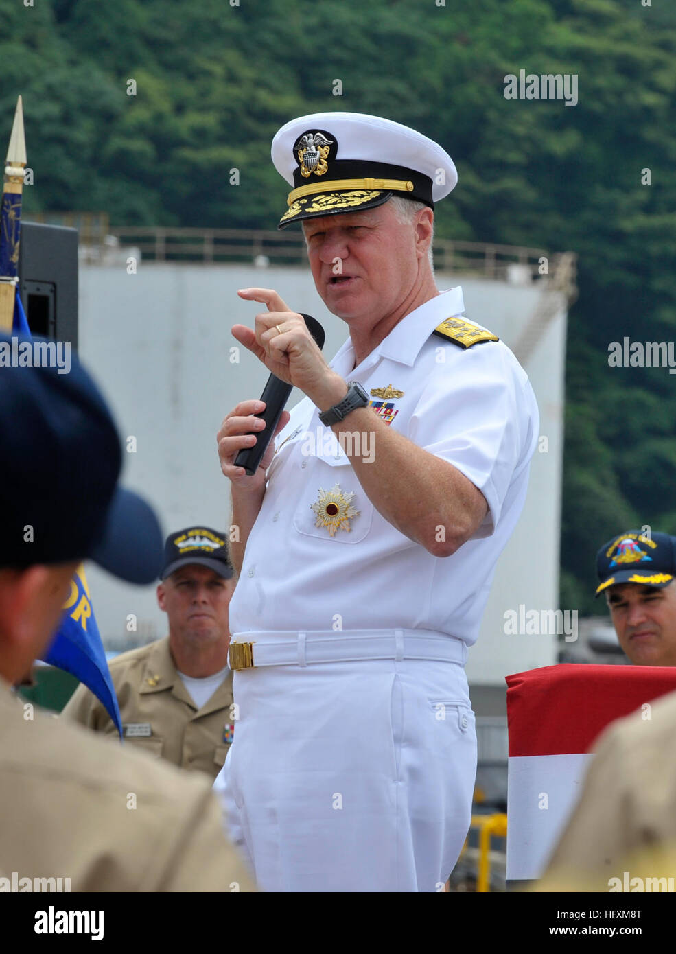 090704-N-8273J-130 YOKUSKA, le Japon (4 juillet 2009) Chef des opérations navales (ONC) Adm. Gary Roughead parle avec l'équipage du destroyer lance-missiles USS DECATUR (DDG 73), le sous-marin lance-missiles USS Michigan (SSGN 727) et le sous-marin d'attaque USS Albuquerque (SSN 706) pendant un appel à Yokuska mains, au Japon. Roughead est en visite officielle à la 7ème Flotte américaine zone de responsabilité pour renforcer le système mondial de partenariats. (U.S. Photo par marine Spécialiste de la communication de masse 1ère classe/Vanderwyst Tiffini Jones) Parution US Navy 090704-N-8273J-130 Chief of Naval Operations (ONC Banque D'Images