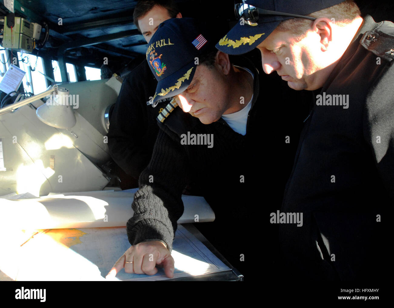 090709-N-2000D-088 de l'OCÉAN ATLANTIQUE (9 juillet 2009) Le capitaine Eduardo Franco, Commandant du Groupe combiné Protéger Marine uruguayenne, et le Capitaine Brad Williamson, commodore, (escadron de destroyers) 2 et du commandant de la mission de partenariat Sud Gare '09, l'examen des tableaux de la maison pilote à bord de la frégate de la Marine uruguayenne ROU 1 l'Uruguay. Williamson et Corvette. Daniel Blackburn, commandant de l'USS Oak Hill (LSD 51) visité le navire pendant des exercices avec la Marine uruguayenne. Partenariat sud Station est une opération amphibie combinée avec la marine et Oak Hill et les forces maritimes Banque D'Images