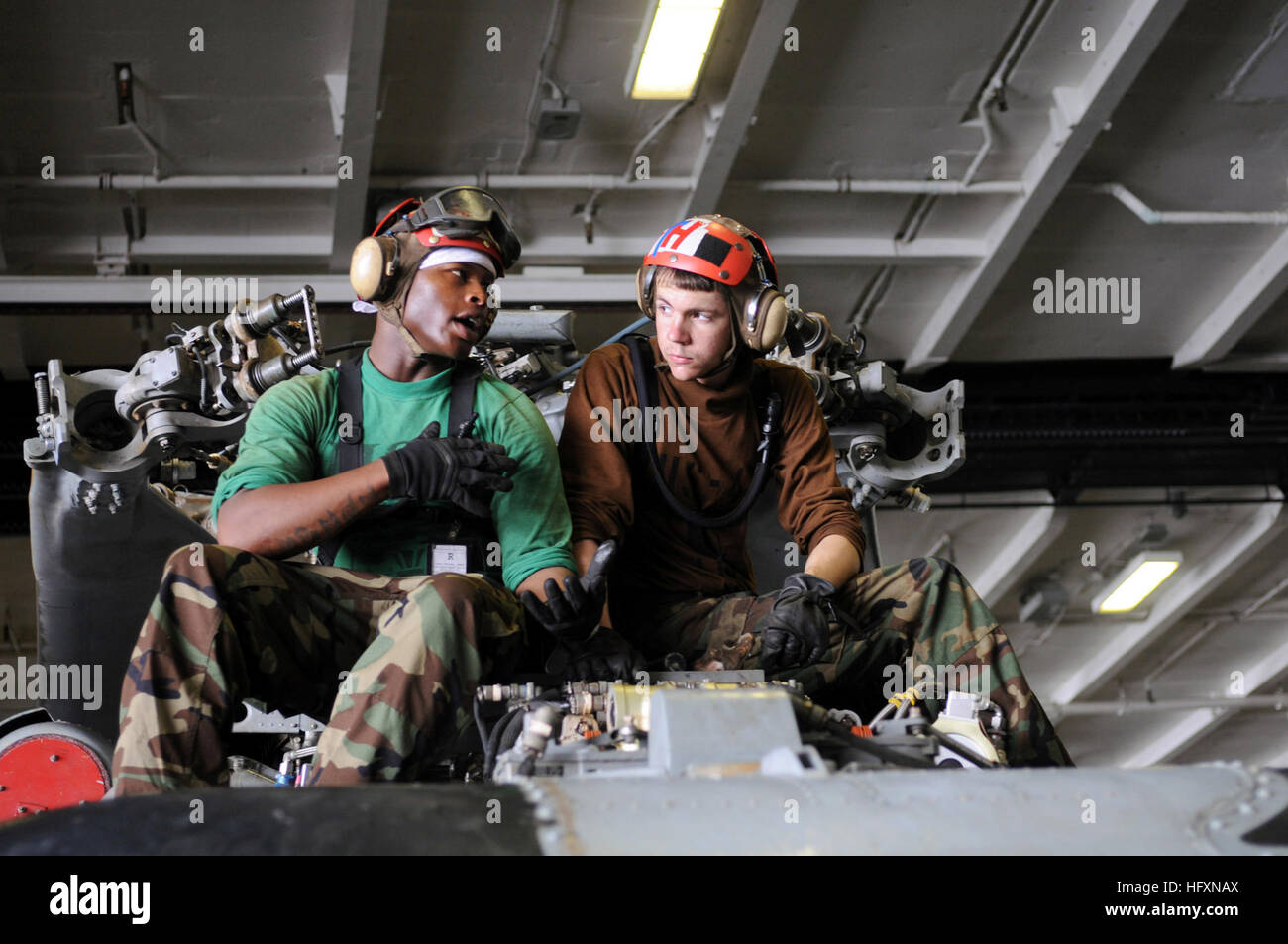 090722-N-2344B-058 GOLFE D'OMAN (22 juillet 2009) l'Aviation 4400 Machiniste apprenti aviateur James Fuller et structurels de l'Aviation l'Aviateur Mécanicien Ryan Safarik discuter un tour autour de l'inspection qu'ils effectuent sur un hélicoptère Seahawk SH-60F affecté à l'hélicoptère Black Knights de l'Escadron anti-sous-marin (HS) 4 à bord du porte-avions USS Ronald Reagan (CVN 76). Ce type d'inspection doit être effectuée 24 heures avant le Seahawk est programmé pour voler. Ronald Reagan est déployé sur le 5e Flotte des États-Unis zone de responsabilité. (U.S. Photo par marine Spécialiste de la communication de masse de la classe de 3ème t0 Banque D'Images