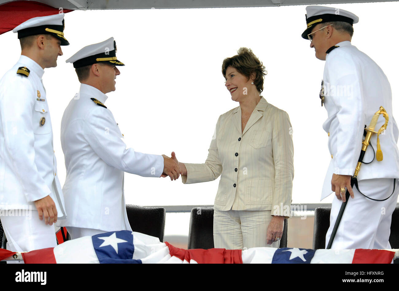 090731-N-8467N-003 Groton (Connecticut) (31 juillet 2009) l'ancienne première dame et parrain de la Virginia-sous-marin d'attaque USS Texas classe (SSN 775) félicite le Cmdr. James L. Gray instants après qu'il a signalé au capitaine Robert E. Clark II qu'il a remis le commandement de Texas à la Cmdr. Robert A. Roncska. (U.S. Photo par John marine/Narewski) Parution US Navy 090731-N-8467N-003 l'ancienne première dame et parrain de la Virginia-sous-marin d'attaque USS Texas classe (SSN 775) félicite le Cmdr. James L. Gray Banque D'Images