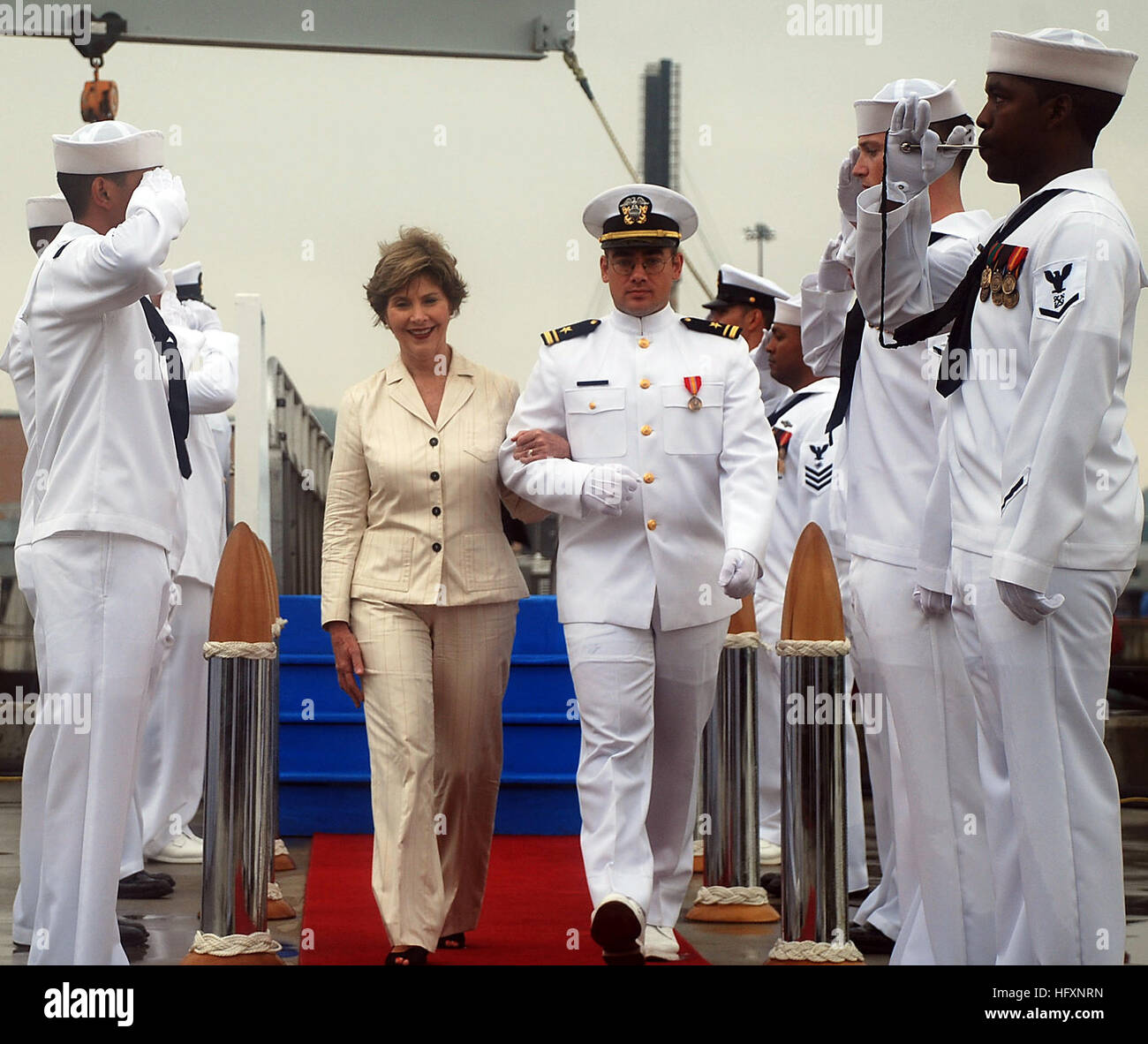 090731-N-3090M-517 Groton (Connecticut) (31 juillet 2009) l'ancienne Première dame Laura Bush, promoteur et shipÕs est escorté par le lieutenant officier sonar j.g. Cliff Jessop comme elle quitte le sous-marin d'attaque USS Texas Virginia-Class (SSN 775) Cérémonie de passation de commandement. Le cmdr. Robert Ronscka soulagé la Cmdr. James Gray comme officier commandant durant la cérémonie. (U.S. Photo par marine Spécialiste de la communication de masse 1re classe Steven Myers/libérés) US Navy 090731-N-3090M-517 et l'ancienne Première dame Laura Bush, marraine du navire est escorté par le lieutenant officier sonar j.g. Cliff Jessop comme elle quitte le sous-marin d'attaque de la classe Virginia USS Banque D'Images