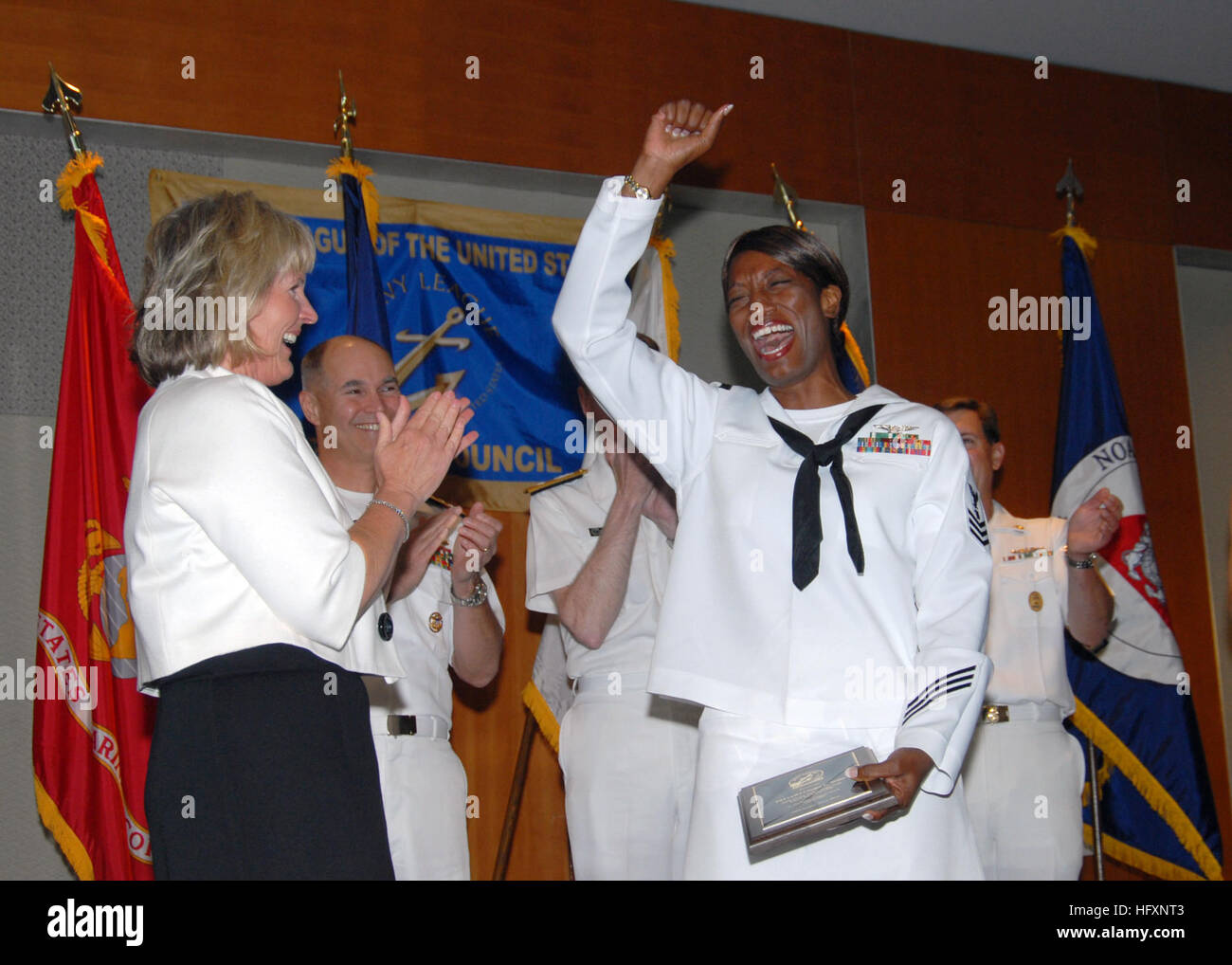 090731-N-9860Y-003 SEATTLE, Washington (31 juillet 2009) Spécialiste des questions de personnel 1re classe Gladys Willis, affecté à l'Escadron de patrouille (VP) 1, célèbre après avoir été avisé par un appel de téléphone cellulaire par son dirigeant, le cmdr. Troy Bauder, de sa sélection comme premier maître selectee au cours de la Ligue navale des États-Unis, Seattle Conseil, marin de l'année déjeuner. Près de 200 marins, les gardes côtes, les Marines, les membres du Conseil de la Ligue, les membres du consulat et d'éminents membres de la collectivité et du monde des affaires étaient présents pour honorer les marins senior et junior de l'année, d'Blujackets Banque D'Images