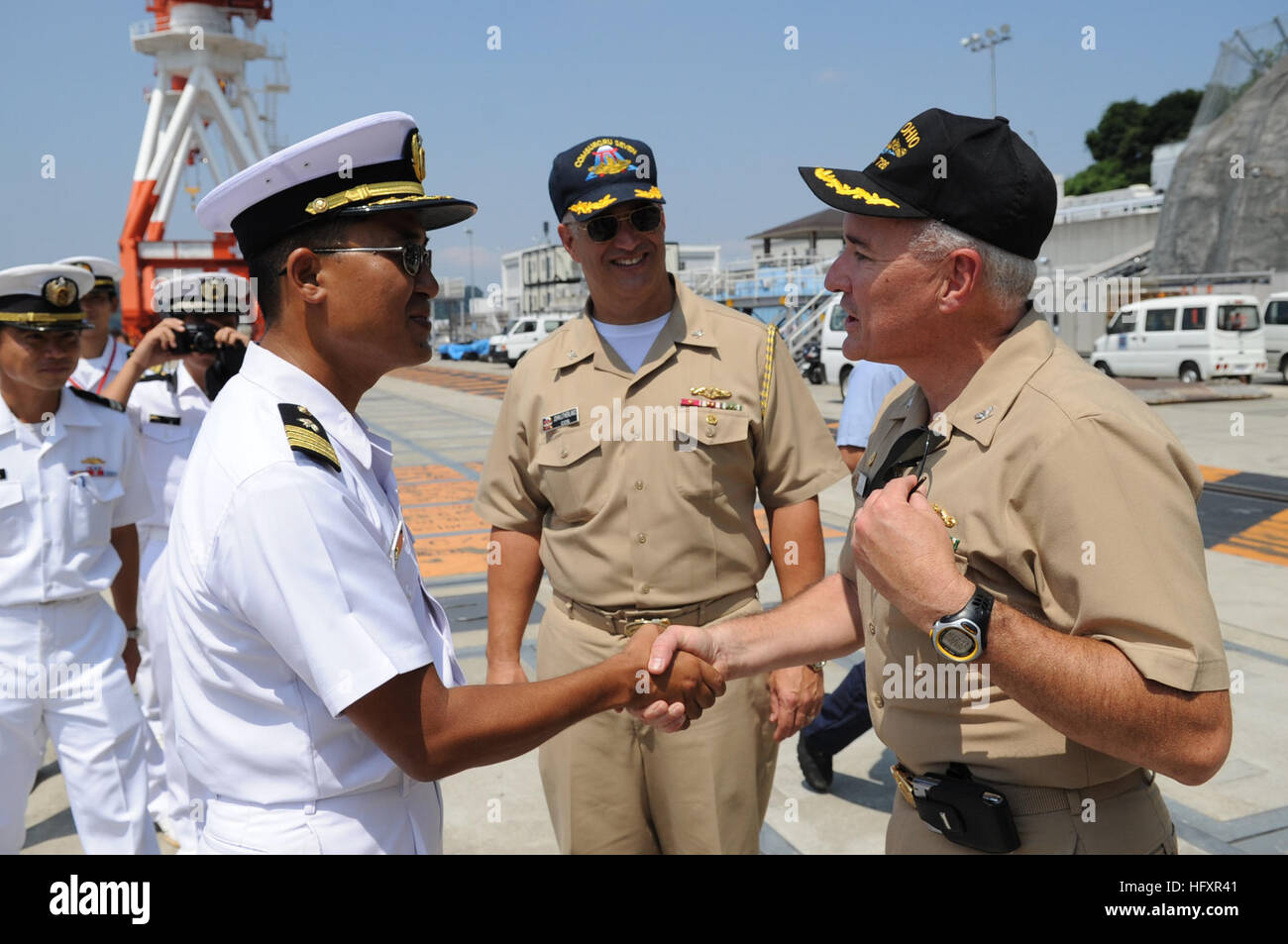 090829-N-5013K-031 Yokosuka, Japon (Août 29, 2009) Le Cmdr. Nobuyuki Takenaka, gauche, commandant de la Force d'autodéfense maritime Japon JS sous-marin Narushio (SS 595), se félicite le capitaine Murray Gero, commandant de la sous-marin lance-missiles USS Ohio (SSGN 726), à Yokosuka au Japon pour une visite du port de routine. Les officiers et l'équipage du Nurushio sont bénévoles commanditaires pour aider l'Ohio au cours de la visite du port, poursuivant une longue tradition de submariner camaraderie. L'Ohio est un début de déploiement d'un an 7e Flotte des États-Unis. L'Ohio est homeported à Naval Base Kitsap, Bangor, Washington et en ce moment Banque D'Images