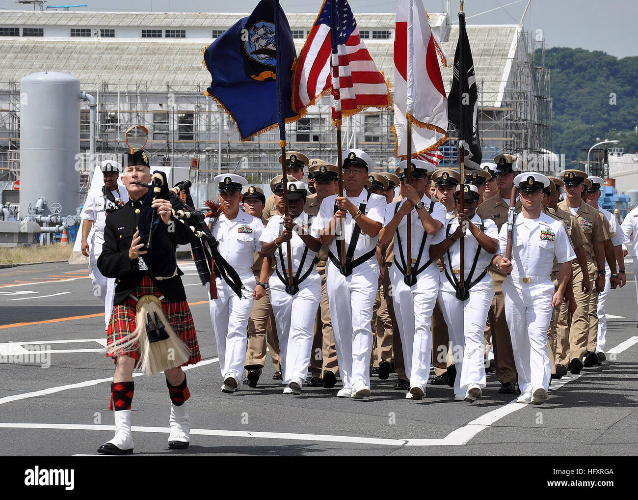 Les sous-officiers en chef défilent lors d'un défilé commémoratif en 9/11 à Yokosuka activités de la flotte dirigé par un cornemuse dans le cadre d'une cérémonie de commémoration marquant les attaques du 11 septembre. Banque D'Images