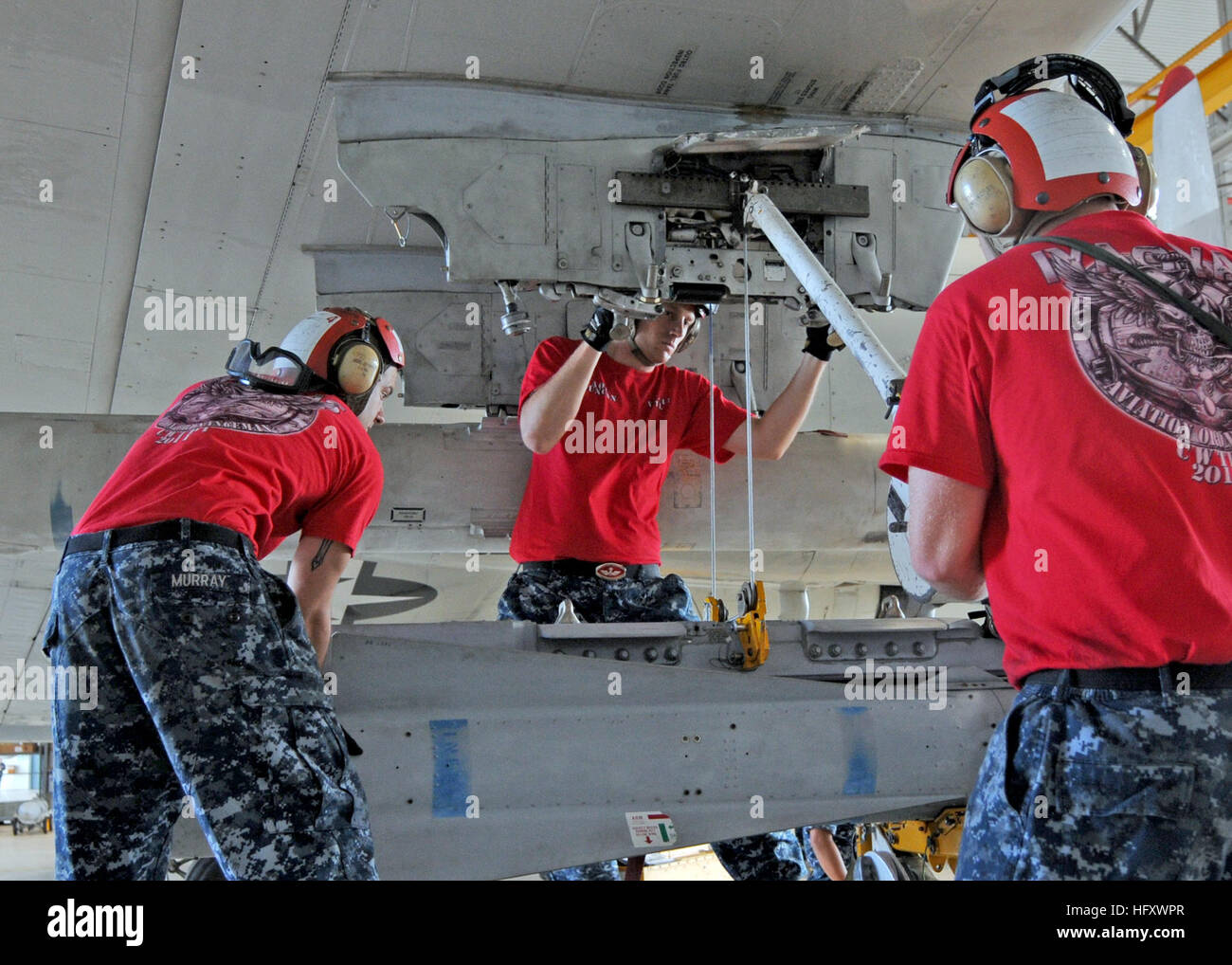 110720-N-pp197-013 La baie de Kaneohe, Hawaii (20 juillet 2011) l'Aviation Ordnancemen affectés à l'Escadron de patrouille (VP) 47 ascenseur une AGA-65 Maverick air-sol, d'un missile tactique P-3C Orion au cours de l'Escadron de patrouille (VP) 47 armes classiques la compétence technique de l'inspection. L'inspection est requise par chaque escadron pour assurer la manutention des munitions est conforme aux procédures. (U.S. Photo par marine Spécialiste de la communication de masse 2e classe Stacy D. Laseter/libérés) US Navy 110720-N-pp197-013 Ordnancemen Aviation affectés à l'Escadron de patrouille (VP) 47 ascenseur une AGA-65 Maverick air-sol, m tactique Banque D'Images