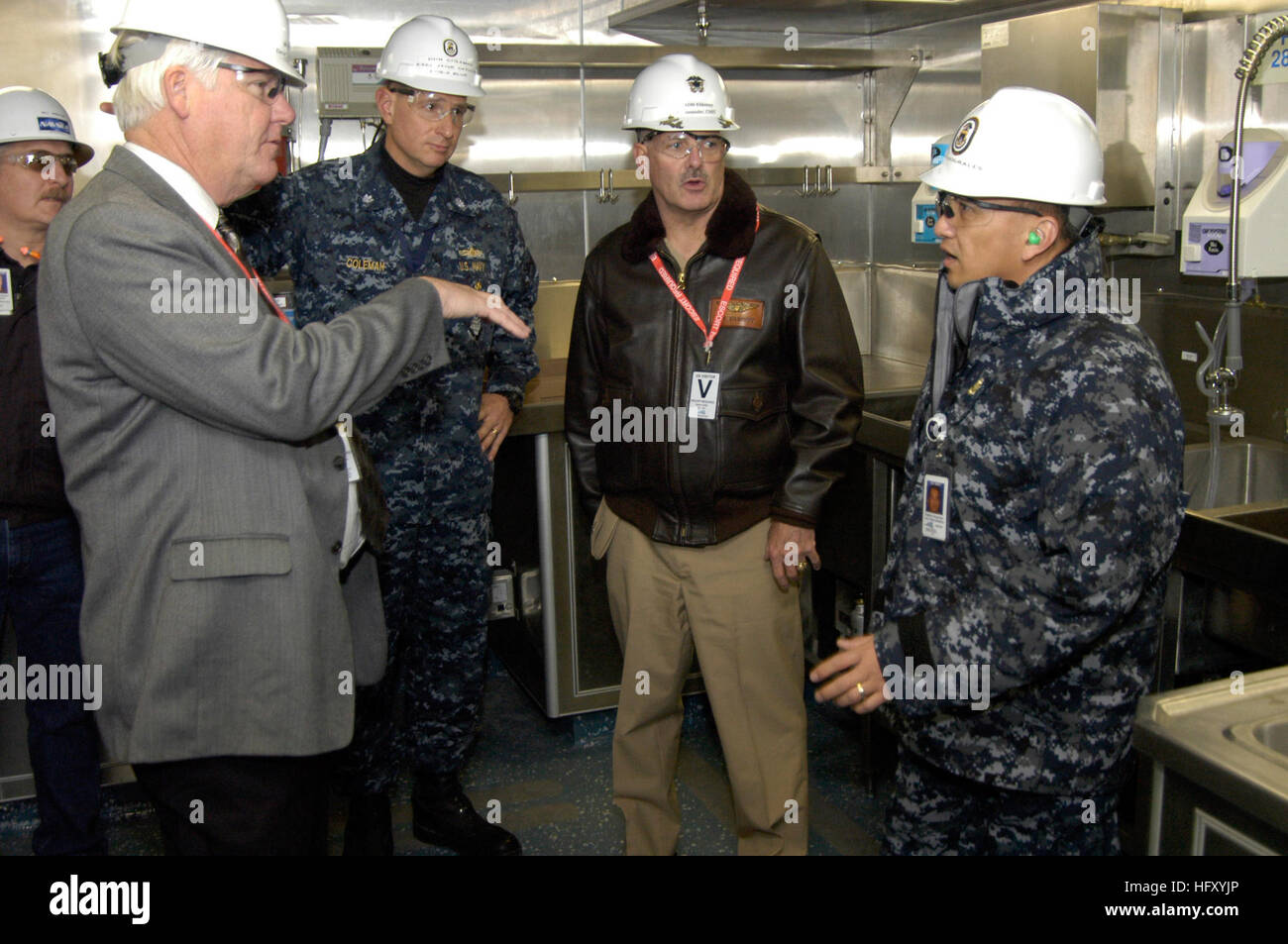 091221-N-4482V-010 Mobile, Alabama (déc. 21, 2009) Arrière Adm. Joseph Kilkenny, commandant de l'éducation et de la formation navale, et Richard L. James, directeur exécutif de l'éducation et de formation de la marine commande, discuter de la configuration de la cuisine avec le chef magasinier Thad Morales à bord du navire de combat littoral Indépendance USS LCS (2). L'indépendance sera mis en service au sein de la flotte au cours d'une cérémonie le 16 janvier 2010. (U.S. Photo par Marine Steve Vanderwerff/libérés) US Navy 091221-N-4482V-010 SMA arrière. Joseph Kilkenny, commandant de l'éducation et de la formation navale, et Richard L. James, directeur exécutif de Banque D'Images