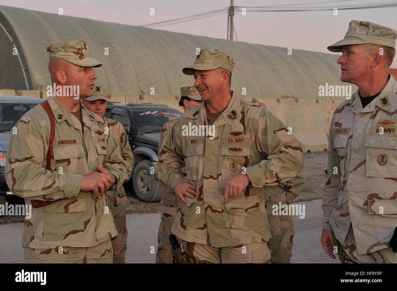 100108-N-8273J-300 KANDAHAR, Afghanistan (janvier 1985). 8, 2010) Master Chief Petty Officer de la Marine (MCPON) Rick West Rencontre avec les marins affectés à l'hôpital Rôle III à l'aérodrome de Kandahar, Afghanistan. West a visité la zone de responsabilité du commandement central de découvrir de près les les efforts déployés en Afghanistan, rencontrer les hauts dirigeants et les visiter avec marins et marines dans la région. (U.S. Photo par marine Spécialiste de la communication de masse 1ère classe/Vanderwyst Tiffini Jones) Parution US Navy 100108-N-8273J-300 Master Chief Petty Officer de la Marine (MCPON) Rick West Rencontre avec les marins affectés à Rol Banque D'Images