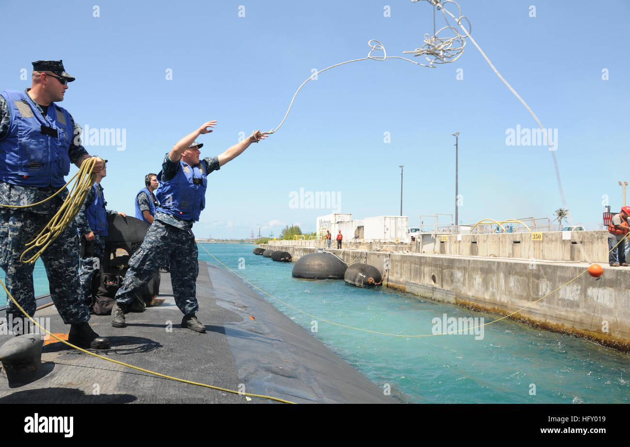 130314-N-LS794-149 APRA HARBOUR, Guam (14 mars 2013) Un marin à bord de la classe Los Angeles sous-marin d'attaque rapide USS Key West (SSN 722) lance une ligne de réception à l'embarcadère après une courte formation en cours. Key West est la préparation d'une inspection et d'enquête (INSURV). (U.S. Photo par marine Spécialiste de la communication de masse de 1re classe Jeffrey Jay :/libérés) http://www.facebook.com/USNavy http://www.twitter.com/USNavy la conversation Inscrivez-vous http://navylive.dodlive.mil USS Key West arrive à Guam. (8560359132) Banque D'Images