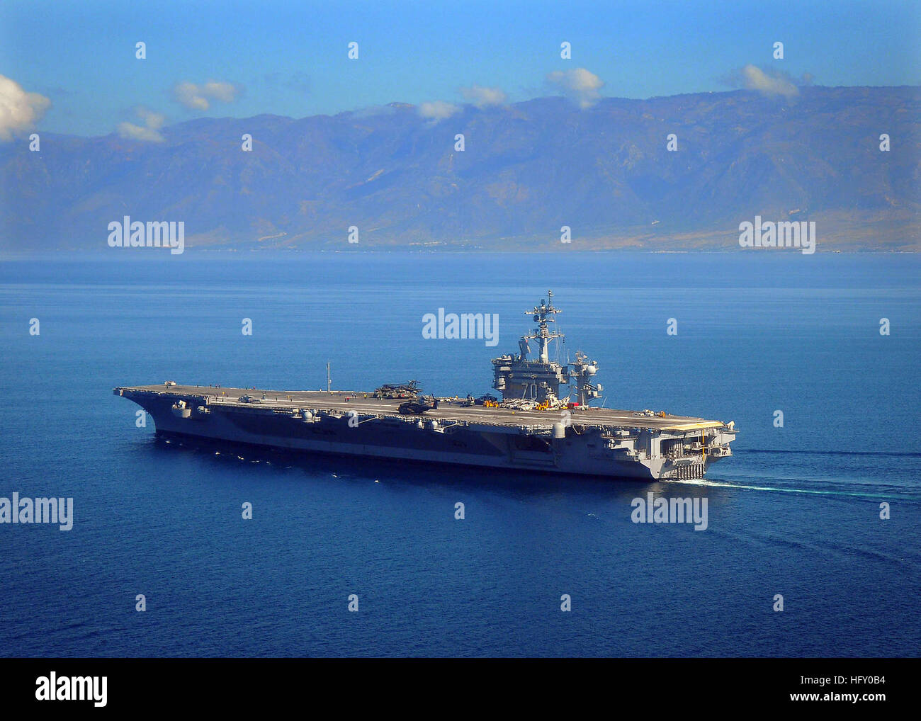 100118-N-4774B-300 PORT-AU-PRINCE, HAÏTI (janvier 1985). 18, 2010) La classe Nimitz porte-avions USS Carl Vinson (CVN 70) manoeuvres au large de la côte d'Haïti. Carl Vinson et Carrier Air Wing (CVW) 17 à l'aide humanitaire et des opérations de secours dans le cadre de l'opération réponse unifiée après un séisme de magnitude 7,0 a causé de graves dommages près de Port-au-Prince le 12 janvier 2010. (U.S. Photo par marine Spécialiste de la communication de masse 2e classe Daniel Barker/relâché), USS Carl Vinson (CVN-70) au large d'Haïti 18 Jan 2010 Banque D'Images