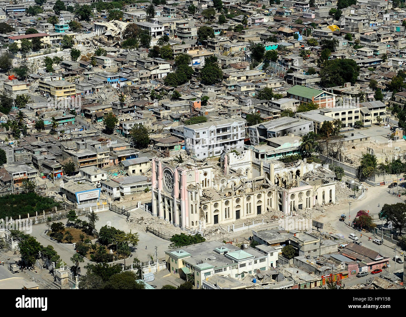 100128-N-5345W-148 PORT-AU-PRINCE, HAÏTI (janvier 1985). 28, 2010) La cathédrale catholique romaine, au premier plan, et la capitale de Haïti Port-au-Prince, sont en ruines après le tremblement de terre de magnitude 7 qui a frappé la région le 12 janvier 2010. Le navire d'assaut amphibie USS Bataan (DG 5) et le quai des navires de débarquement amphibie USS Fort McHenry (LSD 43), USS Gunston Hall (LSD 44) et USS Carter Hall (LSD 50) participent à l'opération réponse unifiée que la Mission de secours amphibie Bataan en fournissant des capacités de soutien militaire aux autorités civiles pour aider à stabiliser et améliorer la t Banque D'Images