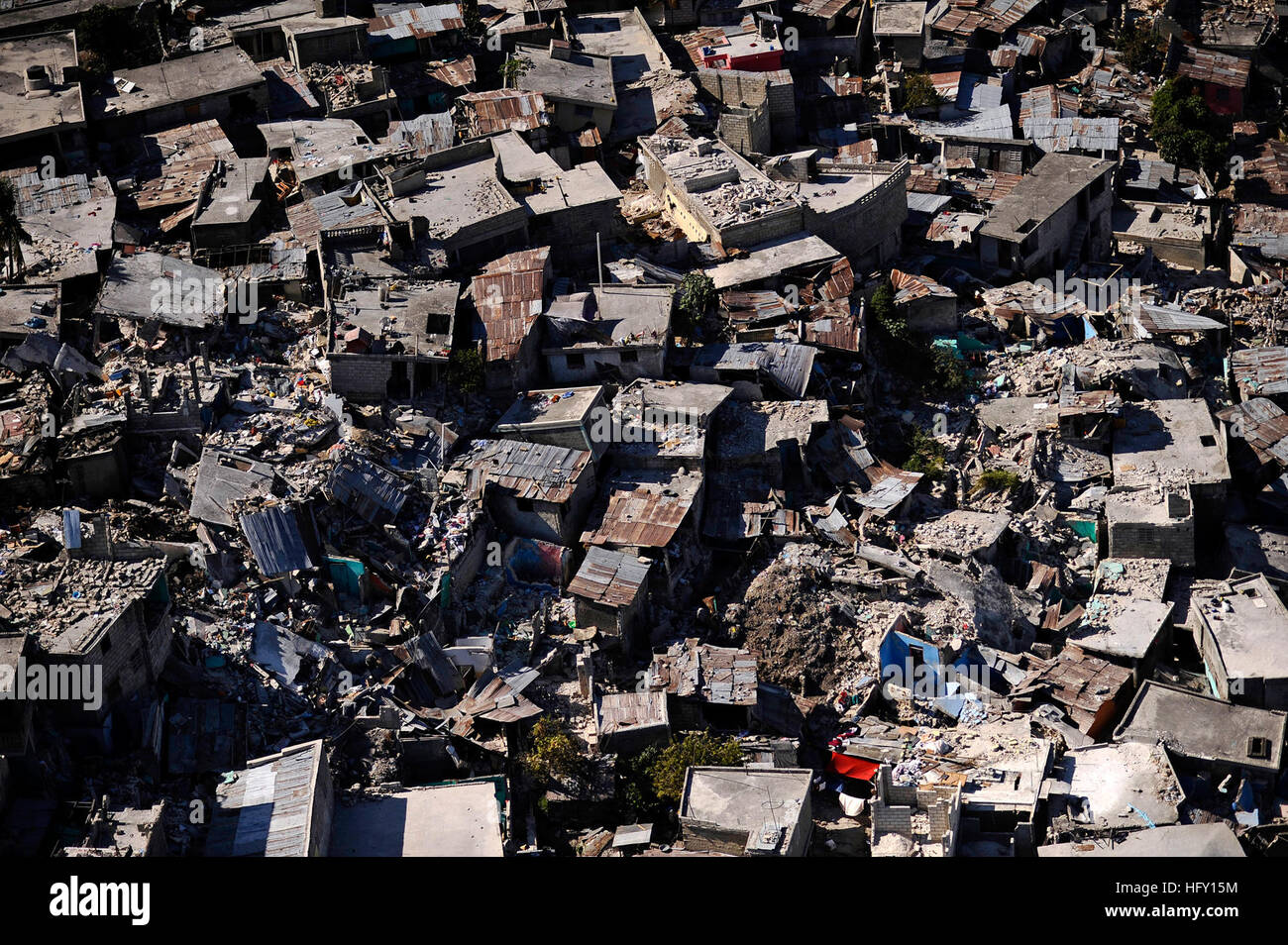 100128-N-5345W-268 PORT-AU-PRINCE, HAÏTI (janvier 1985). 28, 2010) un quartier est en ruines dans la capitale haïtienne de Port-au-Prince à la suite du terrible tremblement de terre de magnitude 7 qui a frappé la région le 12 janvier 2010. Le navire d'assaut amphibie USS Bataan (DG 5) et le quai des navires de débarquement amphibie USS Fort McHenry (LSD 43), USS Gunston Hall (LSD 44) et USS Carter Hall (LSD 50) participent à l'opération réponse unifiée que la Mission de secours amphibie Bataan en fournissant des capacités de soutien militaire aux autorités civiles pour aider à stabiliser et améliorer la situation en Hai Banque D'Images