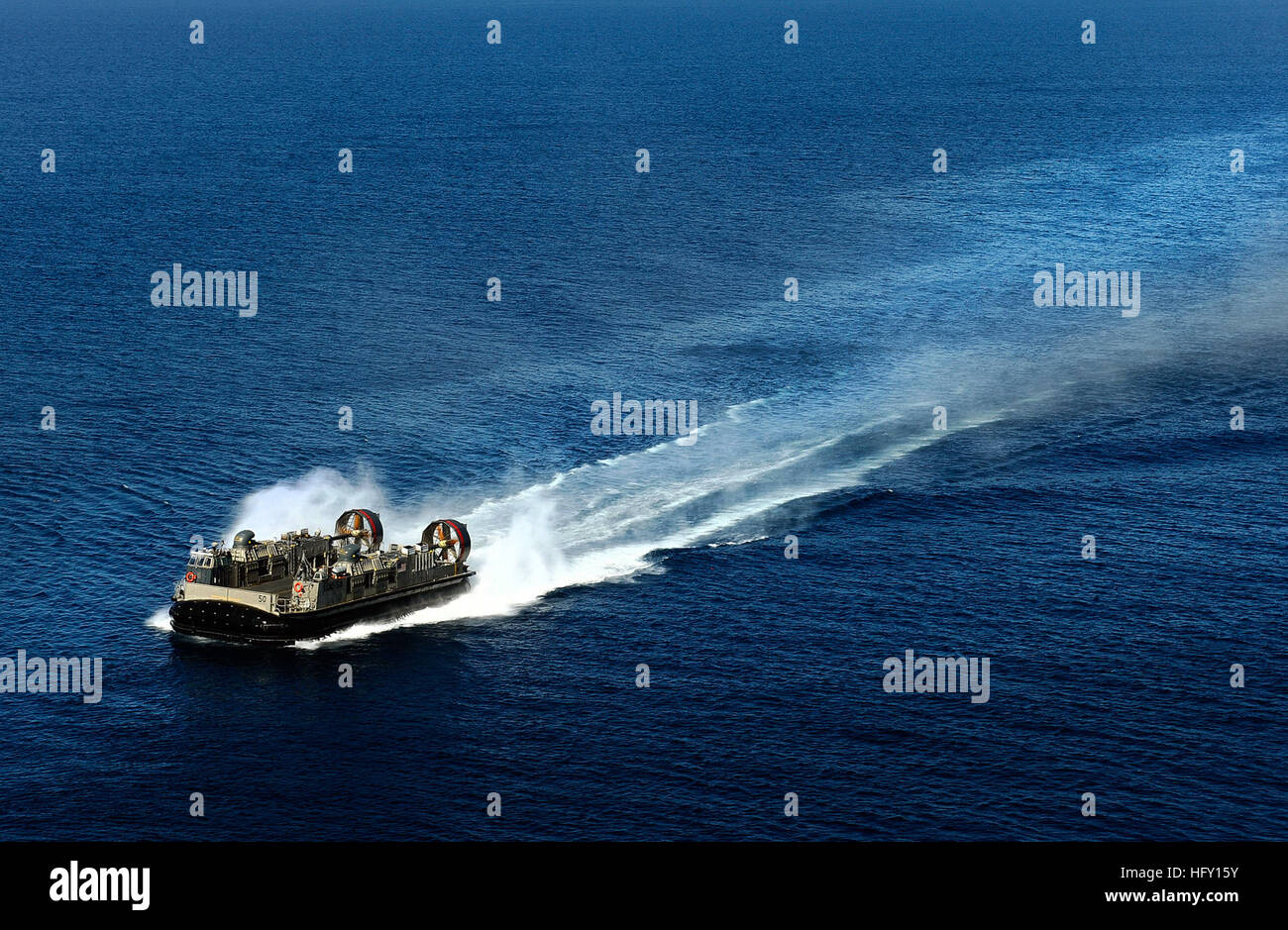 100128-N-5345W-313 BAIE DE GRAND GOAVE, Haïti (janvier 1985). 28, 2010) Un landing craft air cushion (LCAC) affecté à l'unité d'Assaut (ACU) 4 s'avancent vers le pont du coffre entrée de la multi-purpose navire d'assaut amphibie USS Bataan (DG 5) après l'acheminement de l'aide humanitaire et des fournitures à terre près de Grand Goave, Haïti. Bataan et le quai des navires de débarquement amphibie USS Fort McHenry (LSD 43), USS Gunston Hall (LSD 44) et USS Carter Hall (LSD 50) participent à l'opération réponse unifiée que la Mission de secours amphibie Bataan en fournissant des capacités de soutien militaire à authoritie civile Banque D'Images