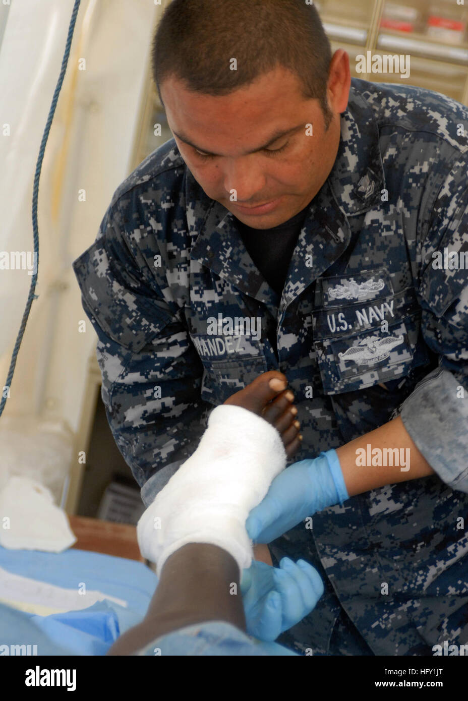 100203-N-2000D-295 LÉOGÂNE, Haïti (fév. 3, 2010) 2ème classe Corpsman Hôpital Sergio Hernandez, affecté à l'amphibious landing ship dock USS Carter Hall (LSD 50), traite la blessure au pied d'une femme haïtienne à l'hôpital Cardinal de Legar à Léogâne, en Haïti. Carter Hall est la conduite de l'aide humanitaire et des opérations de secours dans le cadre de l'opération réponse unifiée après un séisme de magnitude 7,0 a causé de graves dommages dans et autour de Port-au-Prince, Haïti le 12 janvier. (U.S. Photo par marine Spécialiste de la communication de masse 1re classe Hendrick/Dickson) Parution US Navy 100203-N-2000D-295 Hospital Corpsman Banque D'Images