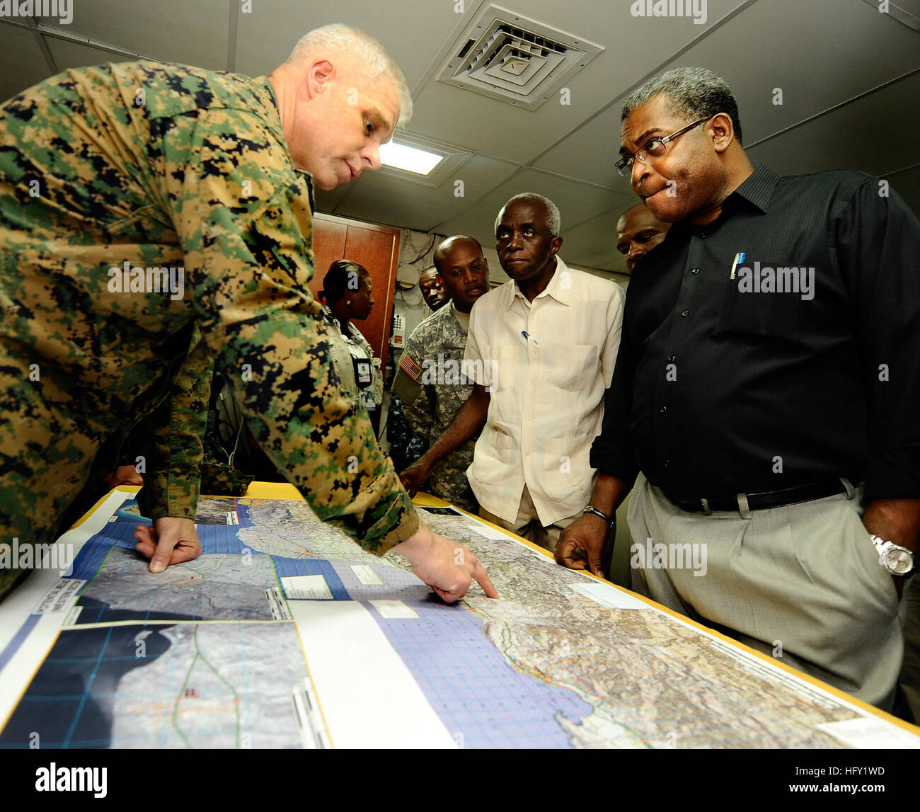 100206-N-5345W-151 BAIE DE GRAND GOAVE, Haïti (fév. 6, 2010) Le Premier ministre haïtien Jean-Max Bellerive, bon, écoute l'Colonel Gareth Brandl, le commandant de la 22e Marine Expeditionary Unit (22e MEU), explique d'où des Marines et les marins à bord du navire d'assaut amphibie USS Bataan (DG 5) fournissent une assistance à terre en Haïti. Bataan mène l'aide humanitaire et des opérations de secours dans le cadre de l'opération réponse unifiée après un séisme de magnitude 7,0 a causé de graves dommages dans et autour de Port-au-Prince, Haïti le 12 janvier. (U.S. Photo par marine Spécialiste de la communication de masse 2e classe K Banque D'Images