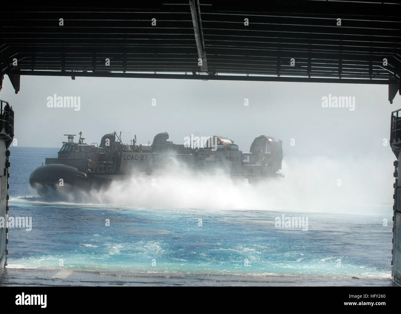 100212-N-2000D-264 mer des Caraïbes, Haïti (fév. 12, 2010) Air-Cushion Landing Craft (LCAC) 27, affecté à l'unité d'Assaut (ACU) 4, quitte le quai de débarquement amphibie USS Carter Hall (LSD 50) pendant les opérations amphibies au large de la côte d'Haïti. Carter Hall est la conduite de l'aide humanitaire et des opérations de secours dans le cadre de l'opération réponse unifiée après un séisme de magnitude 7,0 a causé de graves dommages dans et autour de Port-au-Prince, Haïti le 12 janvier. (U.S. Photo par marine Spécialiste de la communication de masse 1re classe Hendrick/Dickson) Parution US Navy 100212-N-2000D-264 Air-Cushion Landing Craft ( Banque D'Images