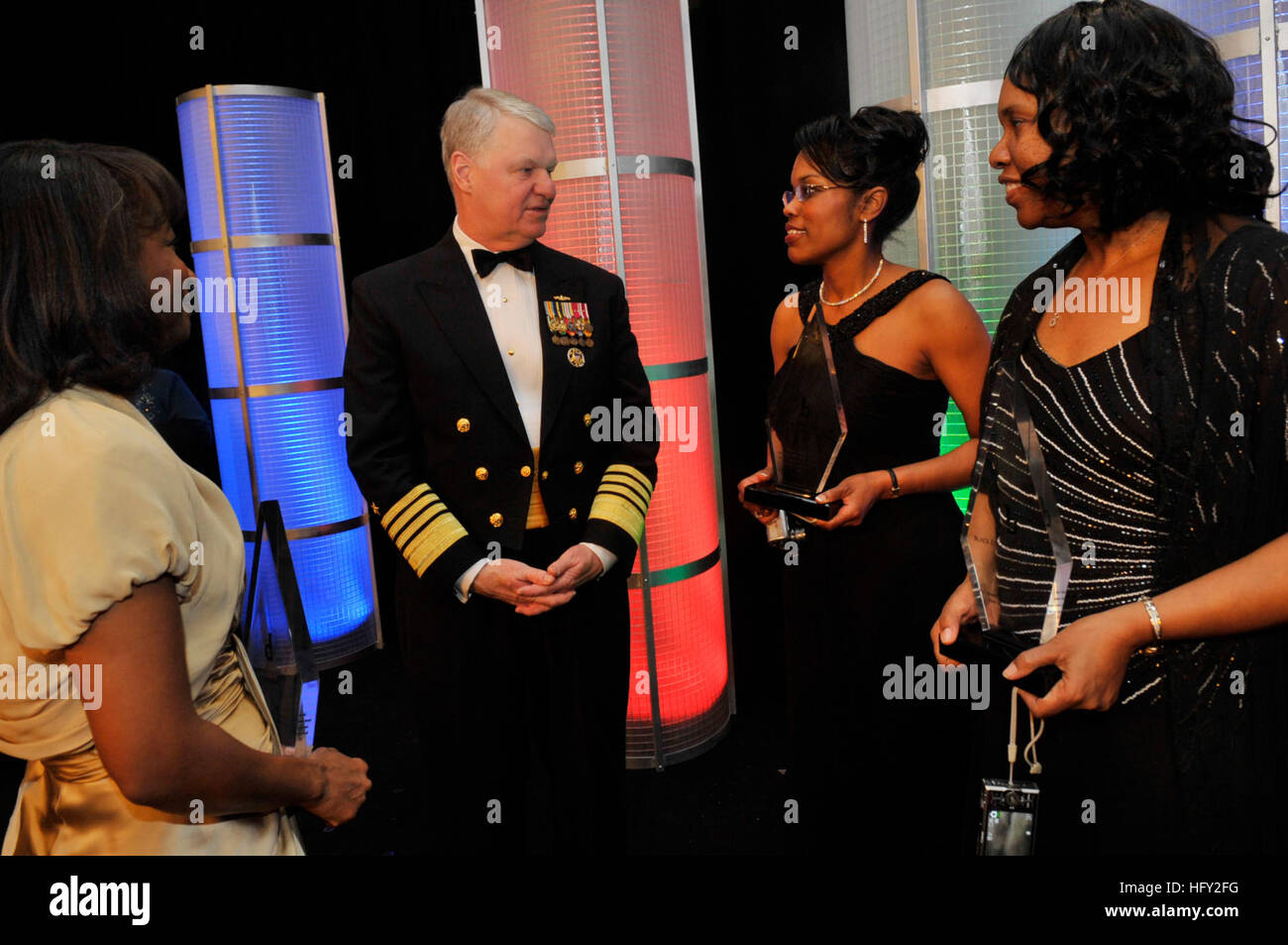 100220-N-8273J-118 BALTIMORE (fév. 20, 2010) Le chef des opérations navales (ONC) Adm. Gary Rougehead, milieu, félicite les lauréats des prix de l'ingénieur noir de l'année à l'issue de la 24e Black Ingénieur de l'année awards gala à Baltimore, Maryland (États-Unis Photos de la marine par la communication de masse 1ère classe Spécialiste/Vanderwsyt Tiffini Jones) Parution US Navy 100220-N-8273J-118, chef des opérations navales (ONC) Adm. Gary Rougehead, milieu, félicite les lauréats des prix de l'ingénieur noir de l'année Banque D'Images