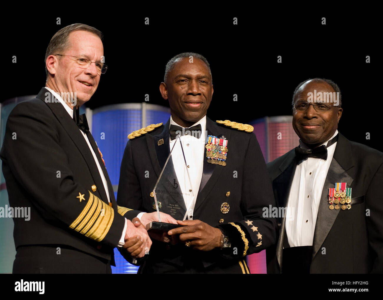100220-N-3594V-023 BALTIMORE (20 février 2010) Chef de l'état-major des adm. Mike Mullen, à gauche, et le général à la retraite Johnnie Johnson, droite, présente le général William "Kip" Ward avec le Lifetime Achievement Award à la 24e conférence annuelle de l'ingénieur noir de l'année. Le prix reconnaît les réalisations des Afro-Américains dans l'ingénierie, les mathématiques, la science et l'ensemble du milieu de travail de la défense nationale, de l'ingénierie et des communications. (U.S. Photo par marine Spécialiste de la communication de masse 2e classe Elizabeth Vlahos/libérés) US Navy 100220-N-3594V-023 Président des Chefs de Banque D'Images