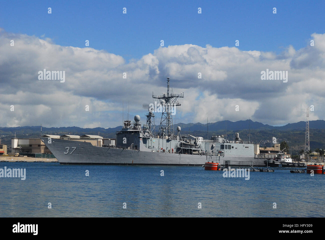 100227-N-0995C-004 PEARL HARBOR (fév. 27, 2010) La frégate lance-missiles USS Crommelin (FFG 37) fait son chemin hors de la base navale de Pearl Harbor, que l'état de New York s'attend à un tsunami généré par un tremblement de terre près de chili. La Marine, commandant de la région d'Hawaï et du Pacifique au milieu du groupe de Surface de la marine a commandé quatre navires basés à Pearl Harbor pour obtenir en cours comme une mesure de précaution. USS O'Kane, USS Crommelin (FFG 37), USS Chafee (DDG 90) et USS Chung-Hoon (DDG 93) ont été commandés pour obtenir en cours pour éviter d'éventuels dommages causés aux navires et les piliers des raz de marée haute. (U.S. Photo par Marine M Banque D'Images