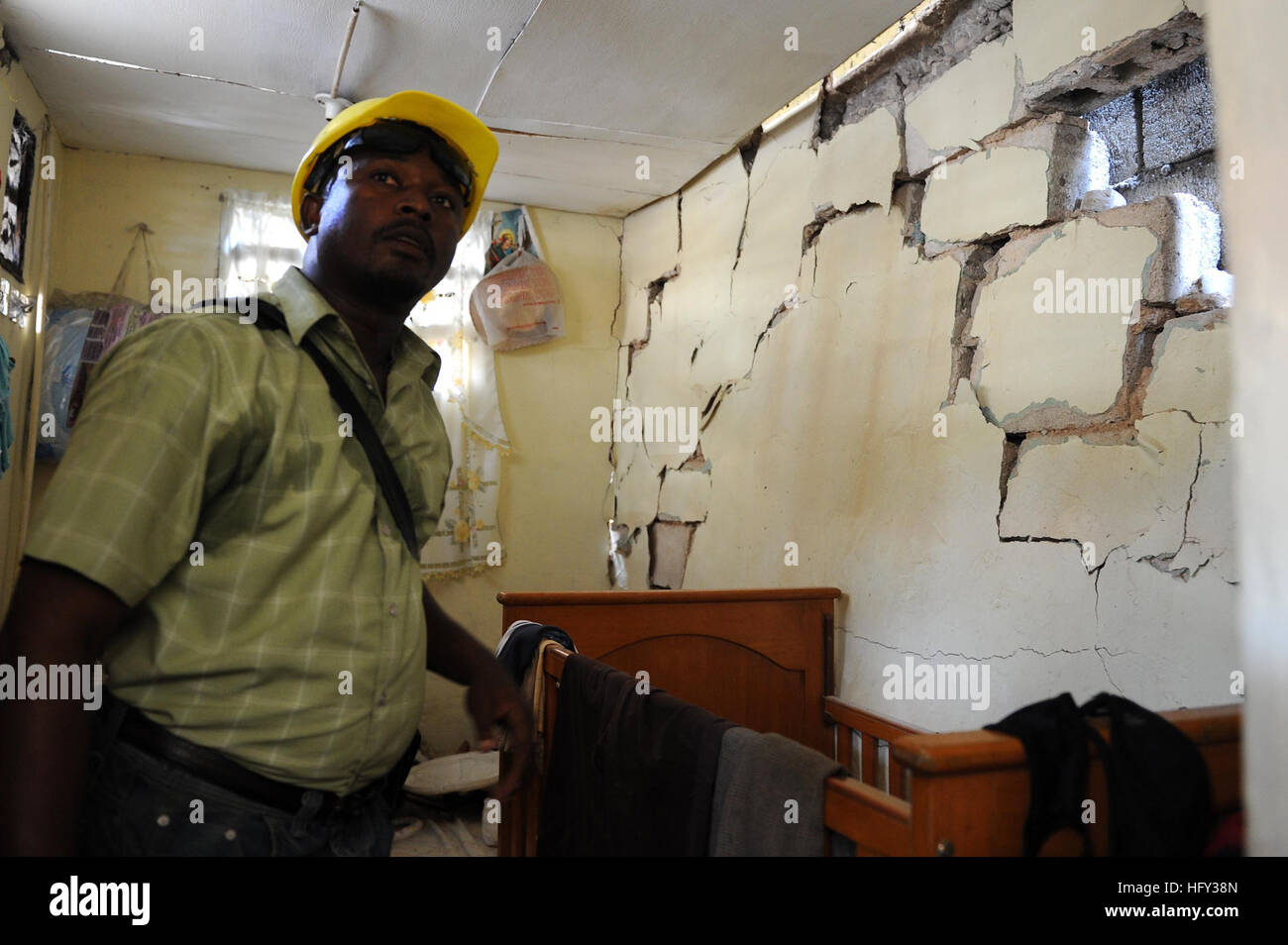 92445-N-9375C-056 PORT-AU-PRINCE, HAÏTI (3 mars 2010) Chenime Ghenilorme, un ingénieur travaillant sous contrat avec Naval Facilities Engineering Command, évalue les dommages structurels à une maison dans le quartier de Turgeau Port-au-Prince, Haïti. Plusieurs militaires américains et internationaux et les organisations non gouvernementales mènent des opérations de secours en cas de catastrophe humanitaire et dans le cadre de l'opération réponse unifiée après un séisme de magnitude 7,0 a causé de graves dommages dans et autour de Port-au-Prince, Haïti le 12 janvier. (U.S. Photo par marine Spécialiste en logistique 1ère classe Kelly Chastain/libérés) US Navy 100303-N- Banque D'Images