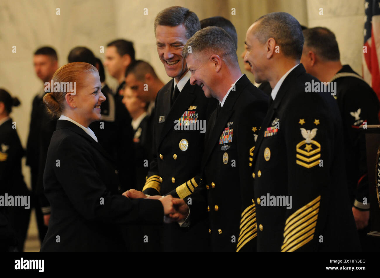 100305-N-9818V-094 WASHINGTON (5 mars 2010) Vice-amiral. Dirk Debbink, gauche, Chef de la réserve de la Marine, le Premier Maître de la Marine (MCPON) Rick West et vigueur Master Chief Catégorie Wright, de la Force de réserve de la marine, les marins féliciter lors de la 95e anniversaire de la réserve marine et le réengagement sélectif cérémonie à la salle du caucus Kennedy dans le Russell Sénat Immeuble de bureaux. Au cours de la cérémonie 95 réservistes de la Marine réengagés. (U.S. Photo par marine Spécialiste de la communication de masse 1ère classe Jennifer A./Villalovos) Parution US Navy 100305-N-9818V-094 senior leadership parler félicite Marine marins lors de la 95e res Banque D'Images