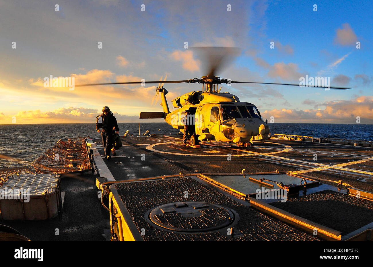 100310-N-4774B-008 de l'OCÉAN ATLANTIQUE (8 mars 2010) à bord du croiseur lance-missiles USS Bunker Hill (CG 52), un membre de l'équipage quitte un SH-60F Sea Hawk, affecté à l'hélicoptère rouge de Lionsâ Escadron anti-sous-marines (HS) 15, au cours d'un transfert de passagers avec le porte-avions USS Carl Vinson (CVN 70). Bunker Hill et Carl Vinson participent dans les mers du Sud 2010, un U.S. Southern Command-dirigé qui fournit des forces américaines et internationales de la possibilité d'opérer dans un environnement multi-national. (U.S. Photo par marine Spécialiste de la communication de masse 2e classe Daniel Banque D'Images