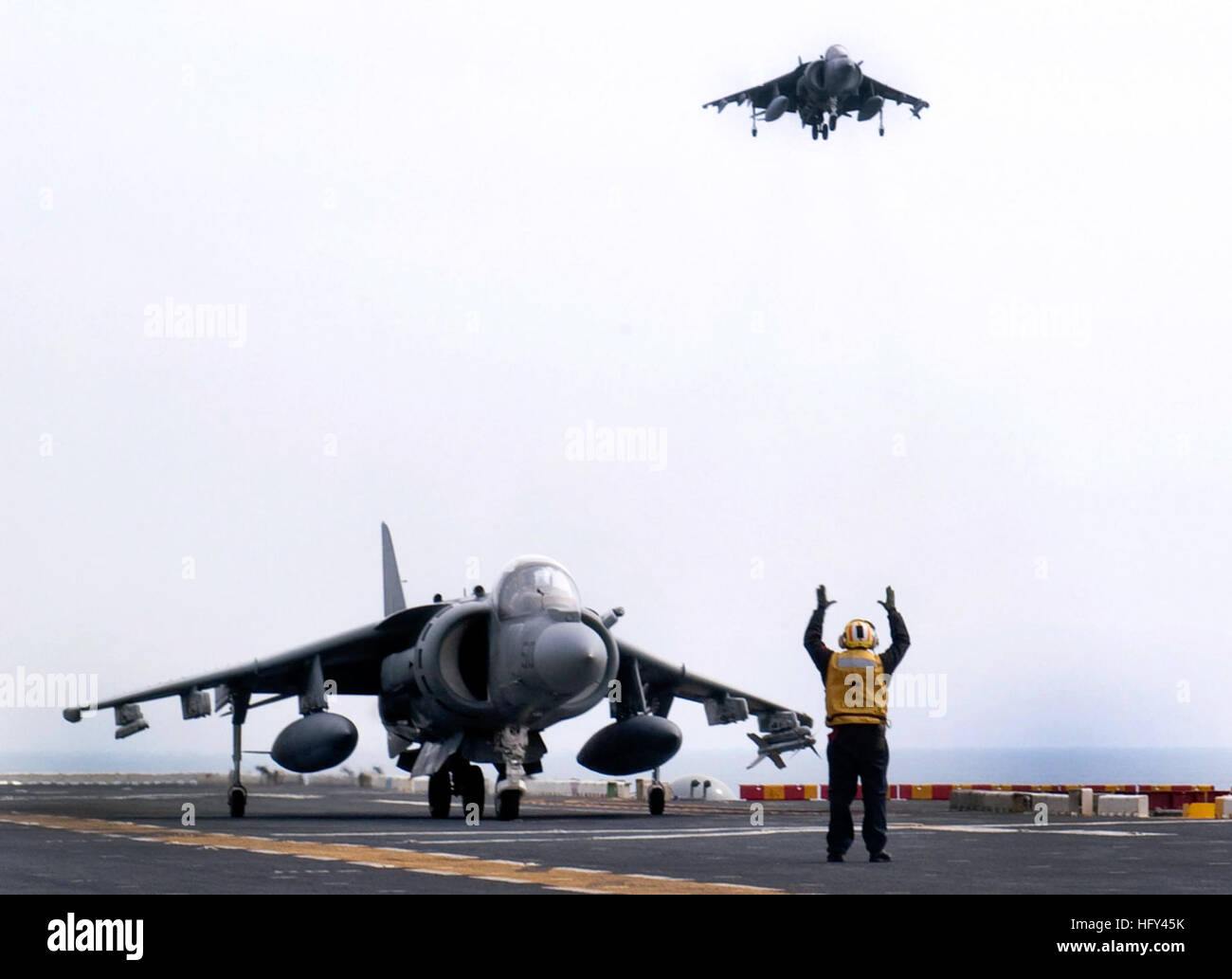 100321-N-1226D-029 de l'OCÉAN PACIFIQUE (20 mars 2010) l'Aviation maître de Manœuvre (manutention) 1re classe Jeremy Fairman taxis un AV-8B Harrier à bord du navire d'assaut amphibie USS Peleliu (LHA 5). Peleliu est en cours la réalisation d'une unité de formation composite exercice au large de la côte de Californie du Sud en préparation pour un prochain déploiement. (U.S. Photo par marine Spécialiste de la communication de masse de la classe 3ème Omar A. Dominquez/libérés) US Navy 100321-N-1226D-029 Aviation maître de Manœuvre (manutention) 1re classe Jeremy Fairman taxis un AV-8B Harrier à bord du navire d'assaut amphibie USS Peleliu (LHA 5) Banque D'Images