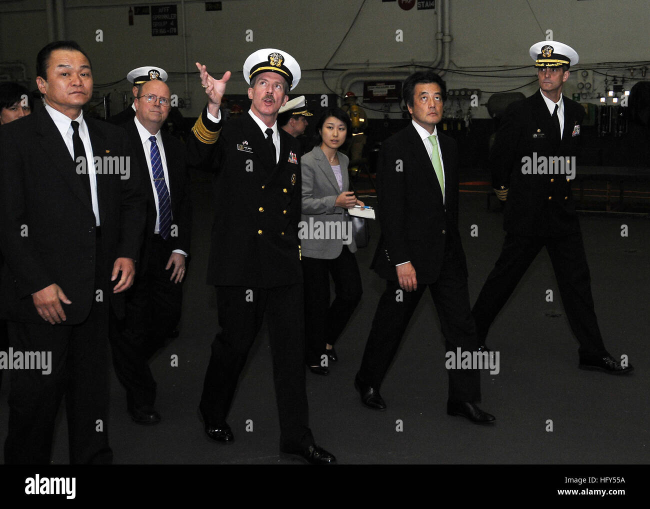 Adm arrière. Rick Wren, commandant des forces navales américaines au Japon, les escortes Japon ministre des Affaires étrangères Katsuya Okada dans la zone du porte-avions USS George Washington. George Washington est dans une diminution de la disponibilité sélective à des activités de la flotte de Yokosuka. USS George Washington DVIDS268436 Banque D'Images