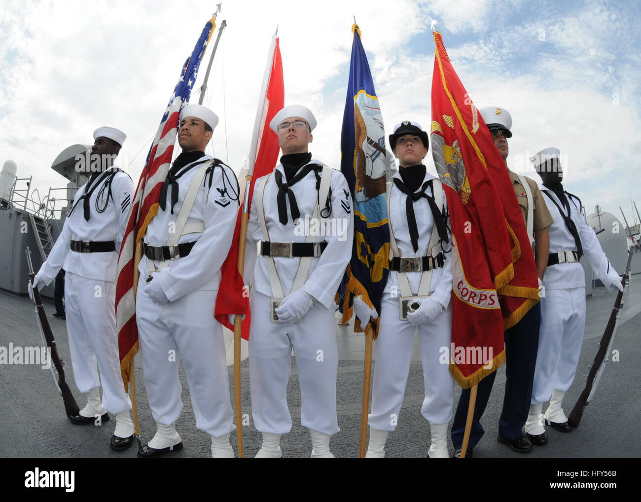 Les couleurs détail à bord de la 7ème flotte américaine, le USS commande Blue Ridge présente les couleurs comme Blue Ridge tire à Jakarta, Indonésie. (U.S. Photo de la marine par le maître de 3e classe Dow Devon) USS Blue Ridge DVIDS268442 Banque D'Images