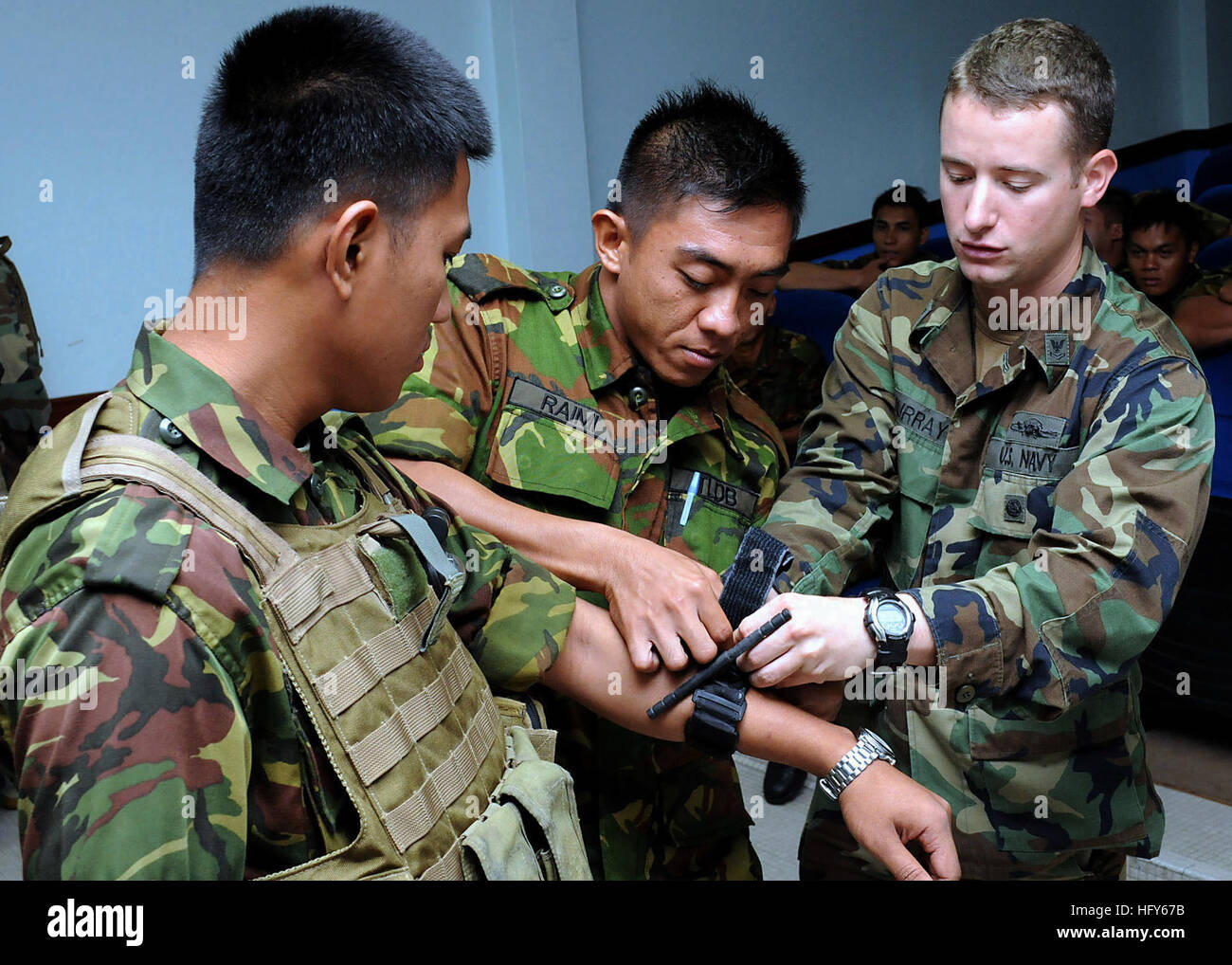 100505-N-8377A-039 MUARA, Brunei (5 mai 2010) Quartier-maître 2e classe Caleb Murray, droite, affecté à l'Escadron fluviales (RIVRON) 1, fonctionne avec deux membres de l'Escadron de soutien de la Marine royale, ce qui démontre la bonne utilisation d'un garrot. Les marins sont l'apprentissage de chaque équipement otherÕs et comment ils s'acquittent de leurs missions similaires au cours de la préparation et de la formation Coopération à flot (CARAT) Brunei 2010. CARAT est un exercice bilatéral annuel entre dans sa 16e année en Asie du sud-est. (U.S. Photo par marine Spécialiste de la communication de masse en chef Michael Ard/libérés) US Navy 100505-N-8377A-039 Banque D'Images