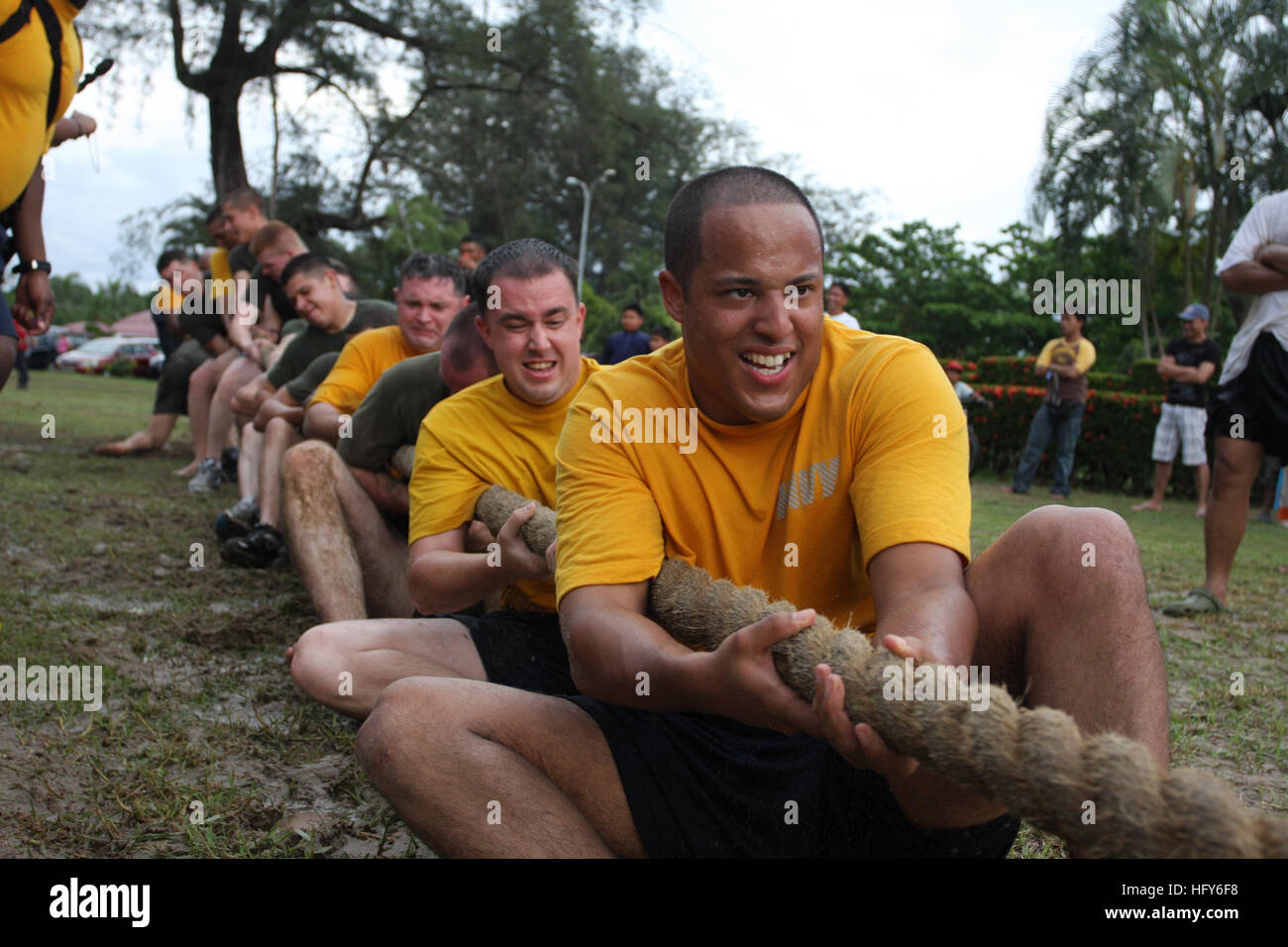 100509-N-7699S-002 PANTAI MUARA BEACH, Brunei (9 mai 2010) marins et Marines play tug-o-war au cours de la liberté à l'encontre de membres de la Marine Royale. (U.S. Photo par marine Technicien Cryptologic (technique) 2e classe Keith Sanks/libérés) US Navy 100509-N-7699S-002 marins et Marines play tug-o-war au cours de la liberté à l'encontre de membres de la Marine royale Banque D'Images