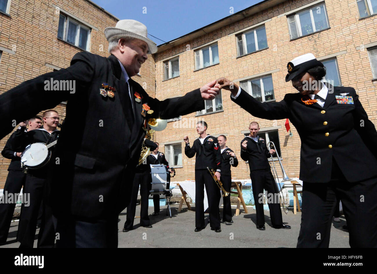 100509-N-5716H-499 Vladivostok, Russie (9 mai 2010) Chef Yeoman Roszetta Doyen danse avec un vétéran russe de la musique de la 7ème Flotte américaine Band à un centre de l'ancien combattant à Vladivostok, en Russie. Blue Ridge et la 7ème flotte américaine a entrepris les marins du personnel s'est rendu au centre dans le cadre d'un projet de sensibilisation. (U.S. Photo par marine Spécialiste de la communication de masse 1re classe Josh Huebner/libérés) US Navy 100509-N-5716H-499 Chef Yeoman Roszetta Doyen danse avec un vétéran russe de la musique de la 7ème Flotte américaine Band Banque D'Images