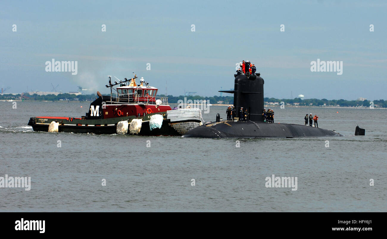 100511-N-7705S-015 NORFOLK (11 mai 2010) La marine française FS sous-marin Perle (S606) approches Naval Station Norfolk de la rivière Elizabeth. Perle est en visite à participer à Norfolk Auriga 2010, une série d'exercices multinationaux dans le Nord et l'ouest de l'Atlantique. 2010 Auriga est dirigé par le British Royal Navy porte-avions HMS Ark Royal (R07). (U.S. Photo par marine Spécialiste de la communication de masse 1re classe Todd A. Schaffer/libérés) US Navy 100511-N-7705S-015 S Perle (S606) approches Naval Station Norfolk de la rivière Elizabeth Banque D'Images