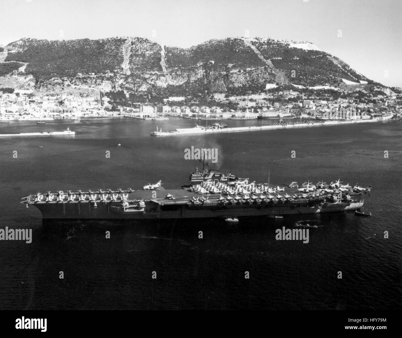 USS Saratoga (CVA-60) à l'ancre à Gibraltar en septembre 1958 Banque D'Images