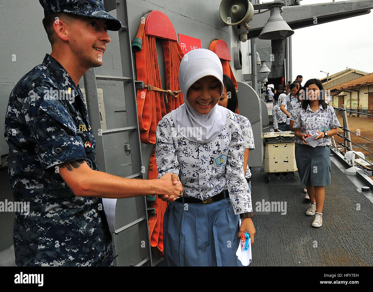 100527-N-7643B-206 Surabaya, Indonésie (27 mai 2010) l'étoile Jason Fischer grâce un lycéen pour l'entrée à bord de la frégate lance-missiles USS Vandegrift (FFG 48) pour une visite du navire. Des marins du Vandegrift a donné une visite guidée de leur navire pour élèves du secondaire dans le cadre de l'activité d'engagement naval Indonésie 2010. Activité d'engagement de la marine fait partie de la coopération de l'état de préparation et de formation à flot (CARAT) série d'exercices bilatéraux organisés chaque année en Asie du sud-est de renforcer les liens et d'améliorer la disponibilité opérationnelle. (U.S. Photo de la marine par la communication de masse Specialis Banque D'Images