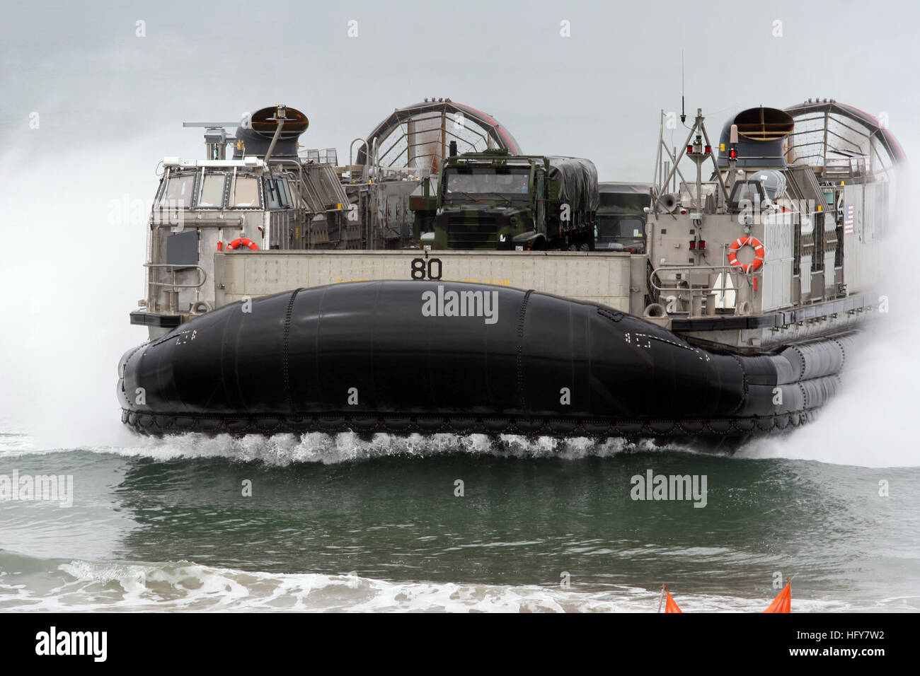 100603-M-4878R-148 Camp Pendleton, en Californie (3 juin 2010) Un landing craft air cushion de terres au Marine Corps Base Camp Pendleton au cours de l'aube Blitz 10. L'exercice est une série d'opérations amphibies impliquant des marins et Marines pour revigorer la compétence de base, les opérations amphibies et renforcer l'interaction entre la Marine et le Marine Corps. (U.S. Marine Corps photo par Lance Cpl. Joshua A. Rucker/libérés) US Navy 100603-M-4878R-148 un landing craft air cushion se prépare à décharger des marchandises sur la plage du Marine Corps Base Camp Pendleton au cours de l'aube 10 Blitz Banque D'Images