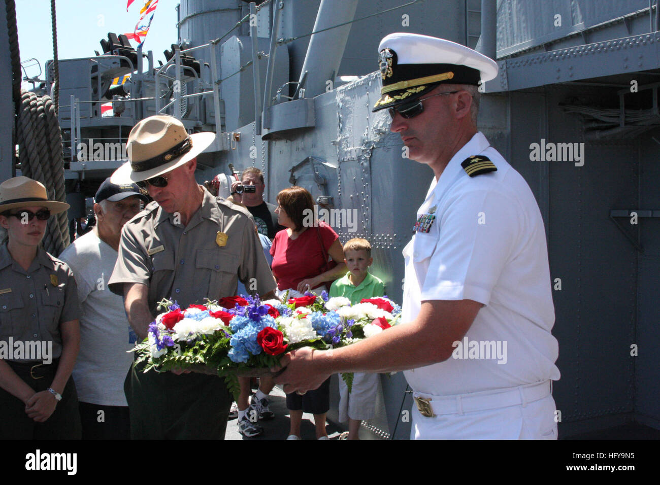 100703-N-3038C-207 Boston, Mass.) (3 juillet 2010) Le Cmdr. Stephen Fuller, droite, commandant de la frégate lance-missiles USS Hawes (FFG 53) et d'un ranger du Service des parcs nationaux se préparent à une couronne dans l'eau en l'honneur de la Deuxième Guerre mondiale, les marins tués à bord de l'USS Cassin Young (DD-793) au cours d'un kamikaze joindre. La cérémonie a eu lieu à Charlestown Navy Yard dans le cadre de la Semaine de la marine de Boston. Semaines de la marine sont conçus pour montrer aux Américains l'investissement qu'ils ont fait dans leur Marine et accroître la sensibilisation dans les villes qui n'ont pas une importante présence de la Marine. (U.S. Photo par Marine Masse Chef Communicat Banque D'Images