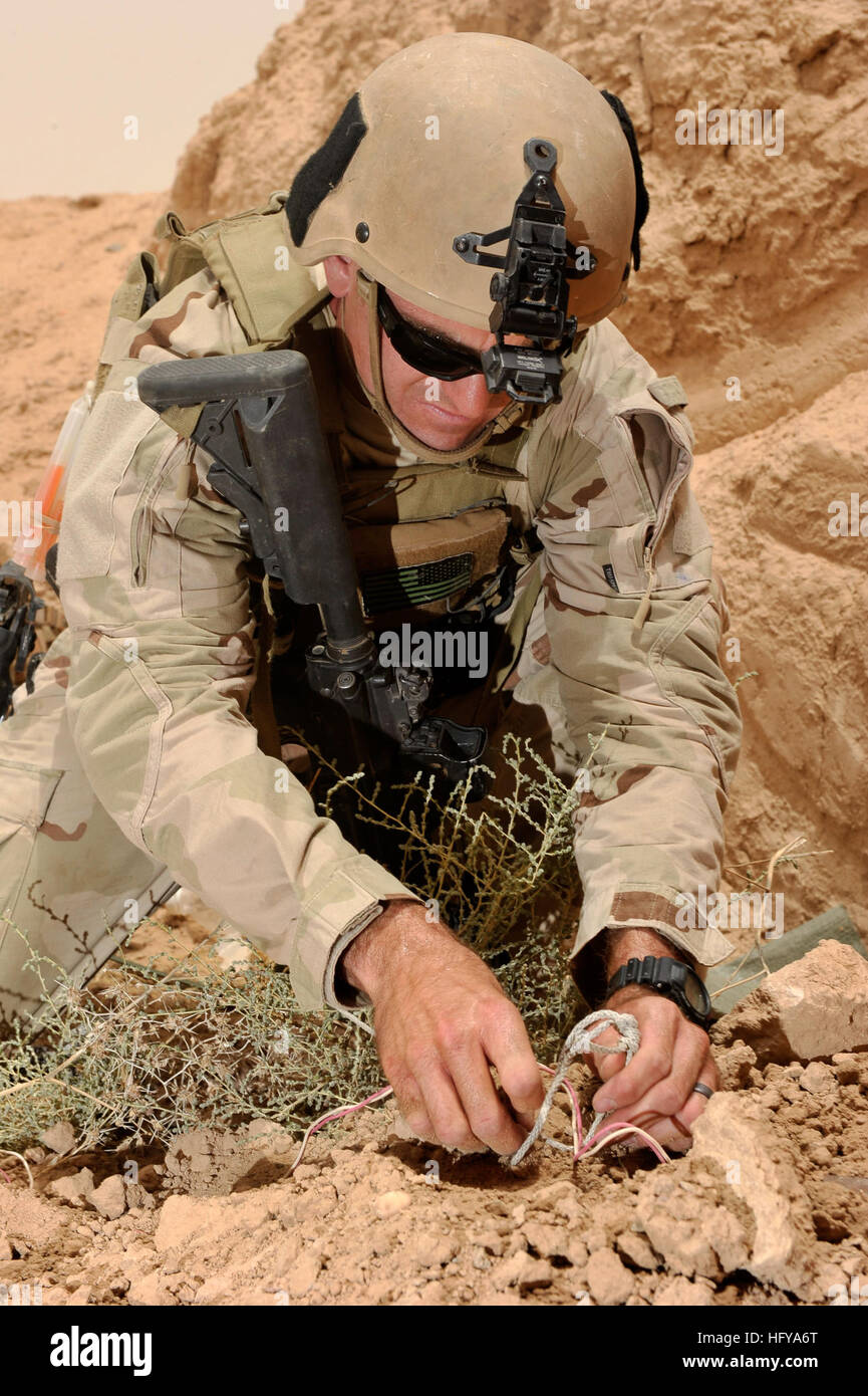 100712-N-0490C-013 Tikrit, Iraq (12 juillet 2010) Un marin affecté à l'élimination des explosifs et munitions (unité mobile) EODMU 2 désactive la possibilité d'engins explosifs improvisés (IED) dans le cadre d'une évolution de la formation de repérer, d'identifier, de neutraliser et de disposer d'un EEI. (U.S. Photo par marine Spécialiste de la communication de masse 1re classe Miguel Angel Contreras/libérés) US Navy 100712-N-0490C-013 un marin désactive la possibilité d'engins explosifs improvisés (IED) Banque D'Images