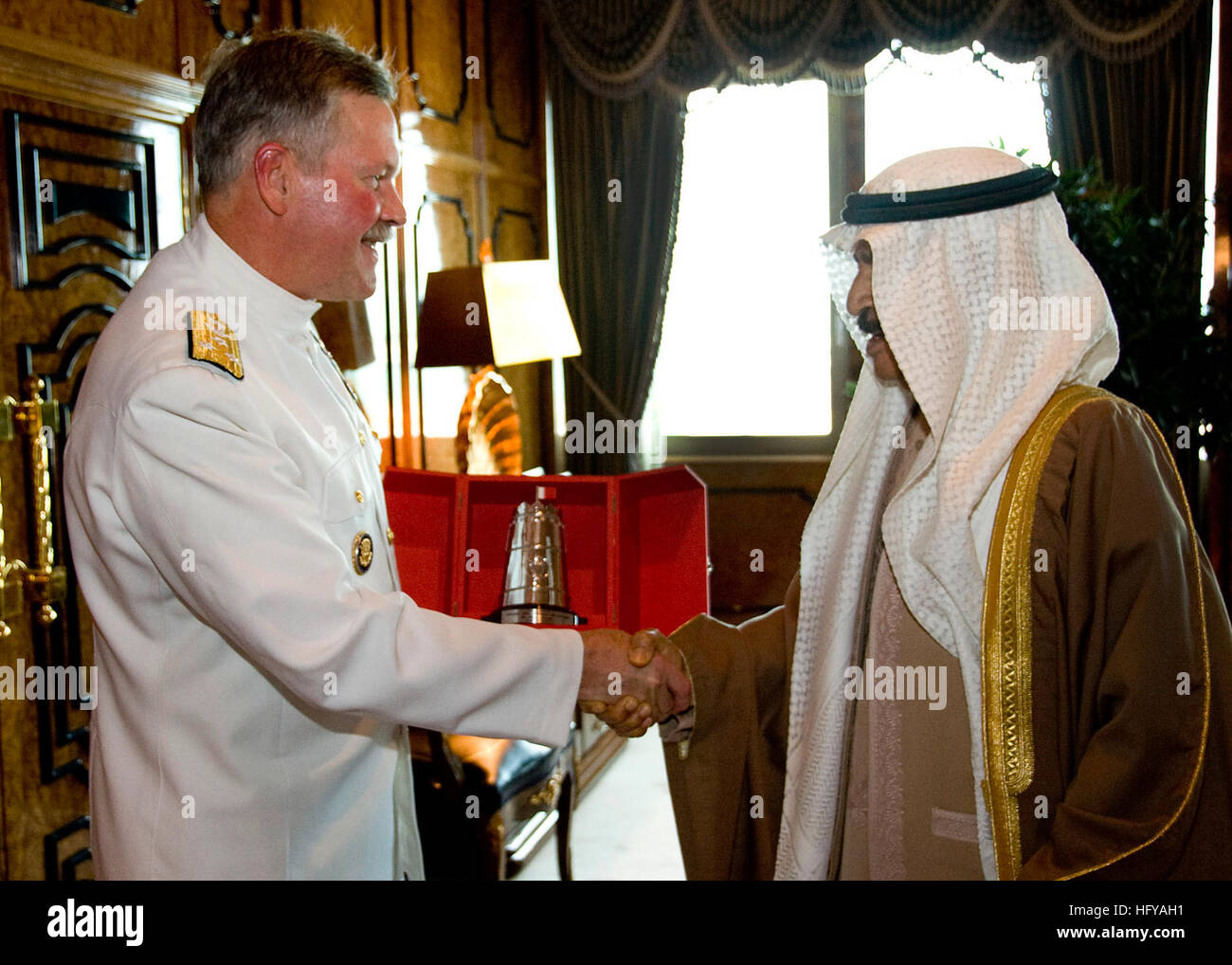 100718-N-8825R-022 Manama, Bahreïn (18 juillet 2010) Son Altesse Royale le Prince Khalifa Bin Salman Al Khalifa, Premier Ministre du Royaume de Bahreïn, présente le Vice amiral Mark Fox, commander, U.S. Naval Forces Central Command avec un cadeau de bienvenue au cours d'une réunion tenue à la cour du premier ministre. La rencontre a été l'occasion pour le premier ministre de se présenter officiellement à Vice Adm. Fox, qui a pris le commandement du 5e flotte le 5 juillet 2010.(U.S. Photo par marine Spécialiste de la communication de masse 1ère classe X. Aramis Ramirez/libérés) US Navy 100718-N-8825R-022 Son Altesse Royale le Prince Kha Banque D'Images