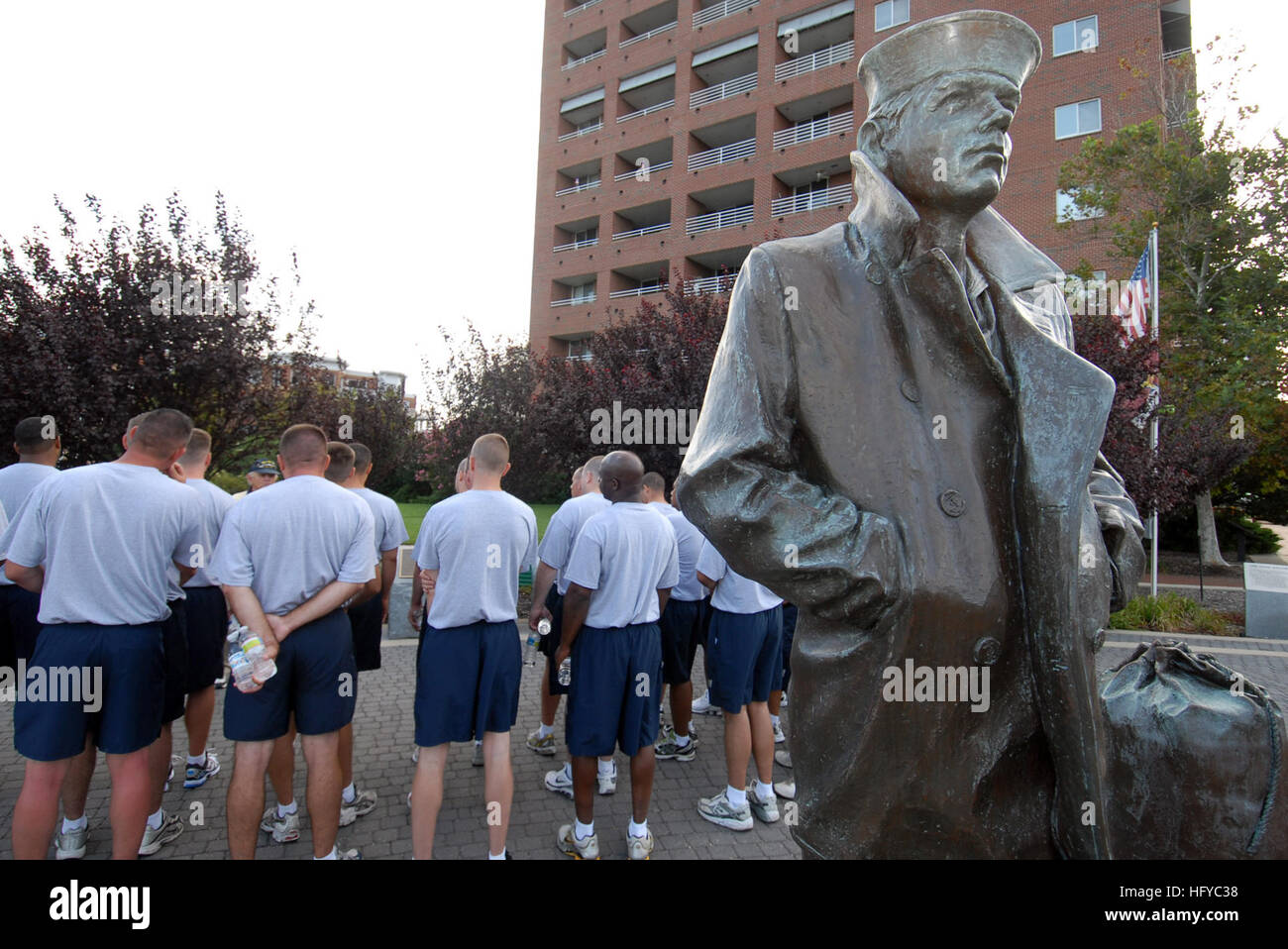 100816-N-6676S-023 NORFOLK (Août 16, 2010) Premier maître (CPO) harem écouter un guide expliquer l'histoire de la statue du marin solitaire au cours de la 10e édition des Journées du patrimoine au centre-ville de CPO Norfolk. (U.S. Photo par marine Spécialiste de la communication de masse 2e classe John Stratton/libérés) US Navy 100816-N-6676S-023 Premier maître (CPO) harem écouter un guide expliquer l'histoire de la statue du marin solitaire Banque D'Images